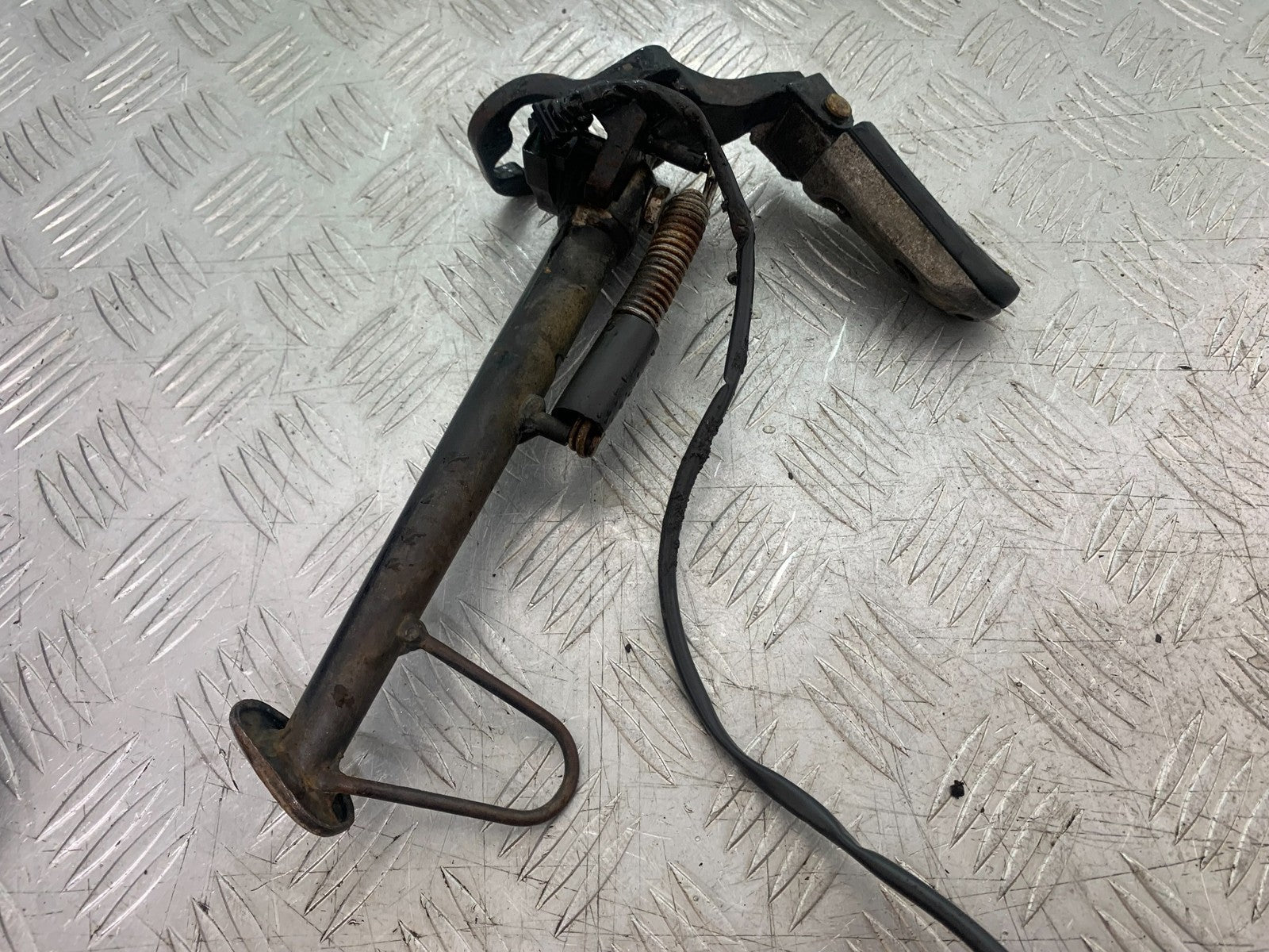APRILIA 650 PAGASO STRADA LEFT HANGER PEG & STAND YEAR 2005-2010 (CMB1260)