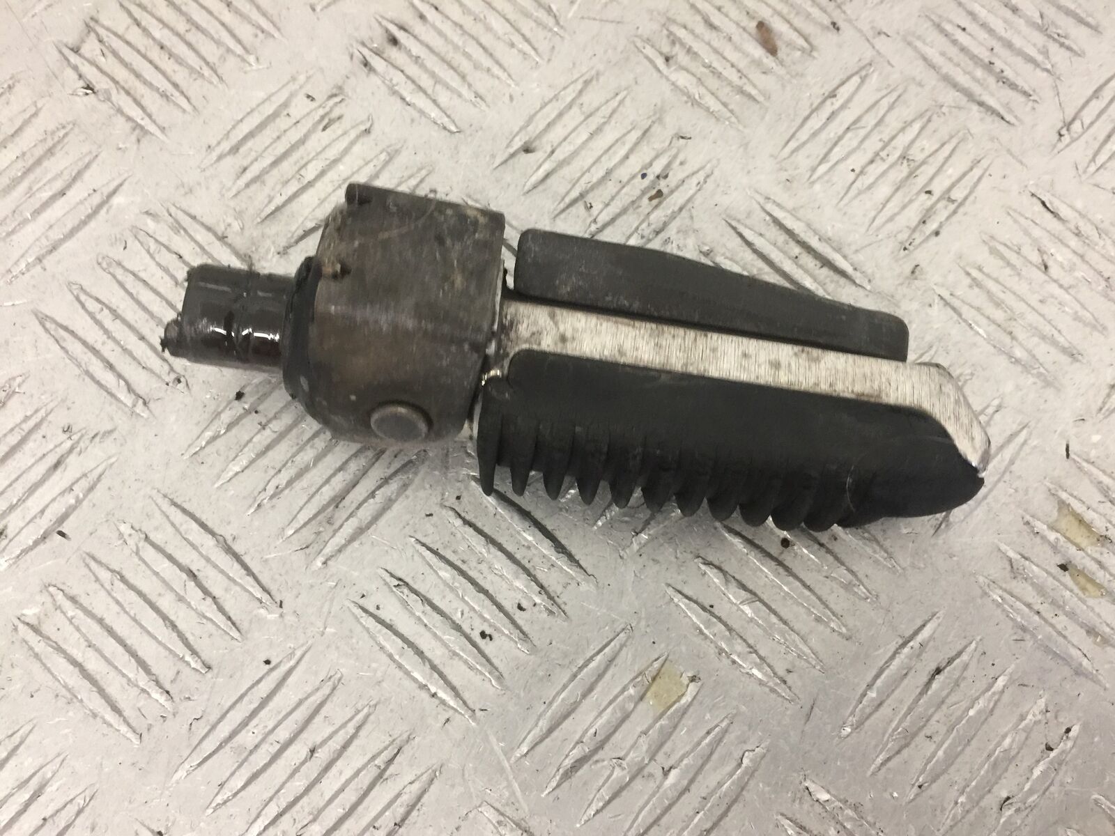 SUZUKI GSF600 GSF 600 BANDIT FRONT RIGHT PEG  YEAR 2002 (STOCK 852)