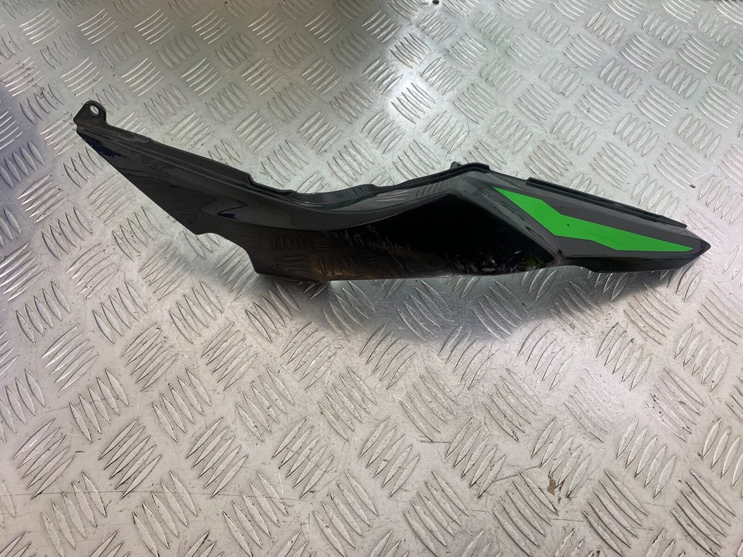 KAWASAKI Z650 ER650 KNFAN LEFT SEAT PANEL  YEAR 2022-2024 (CMB1112)