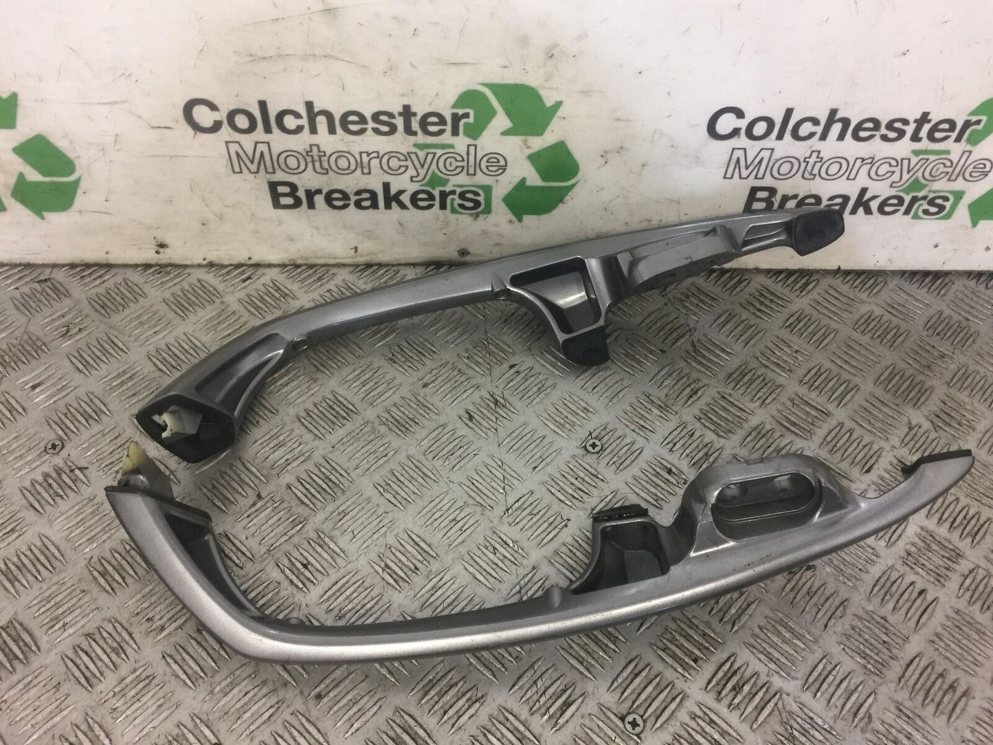SUZUKI 650 BURGMAN GRAB RAILS  YEAR 2006-2012 (STOCK 471)