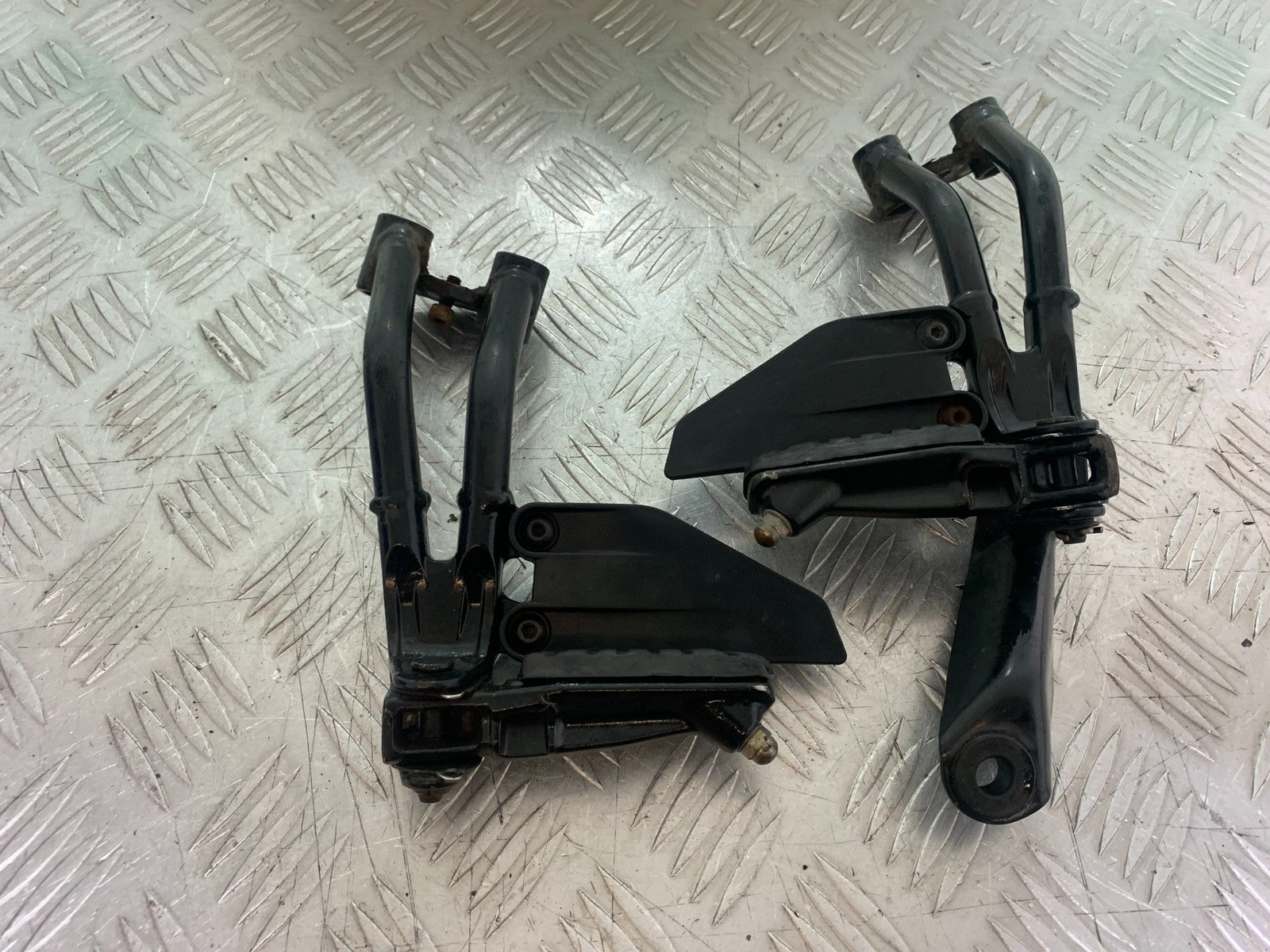 KTM DUKE 125 REAR HANGER AND PEGS   YEAR 2017-2022 (CMB1222)