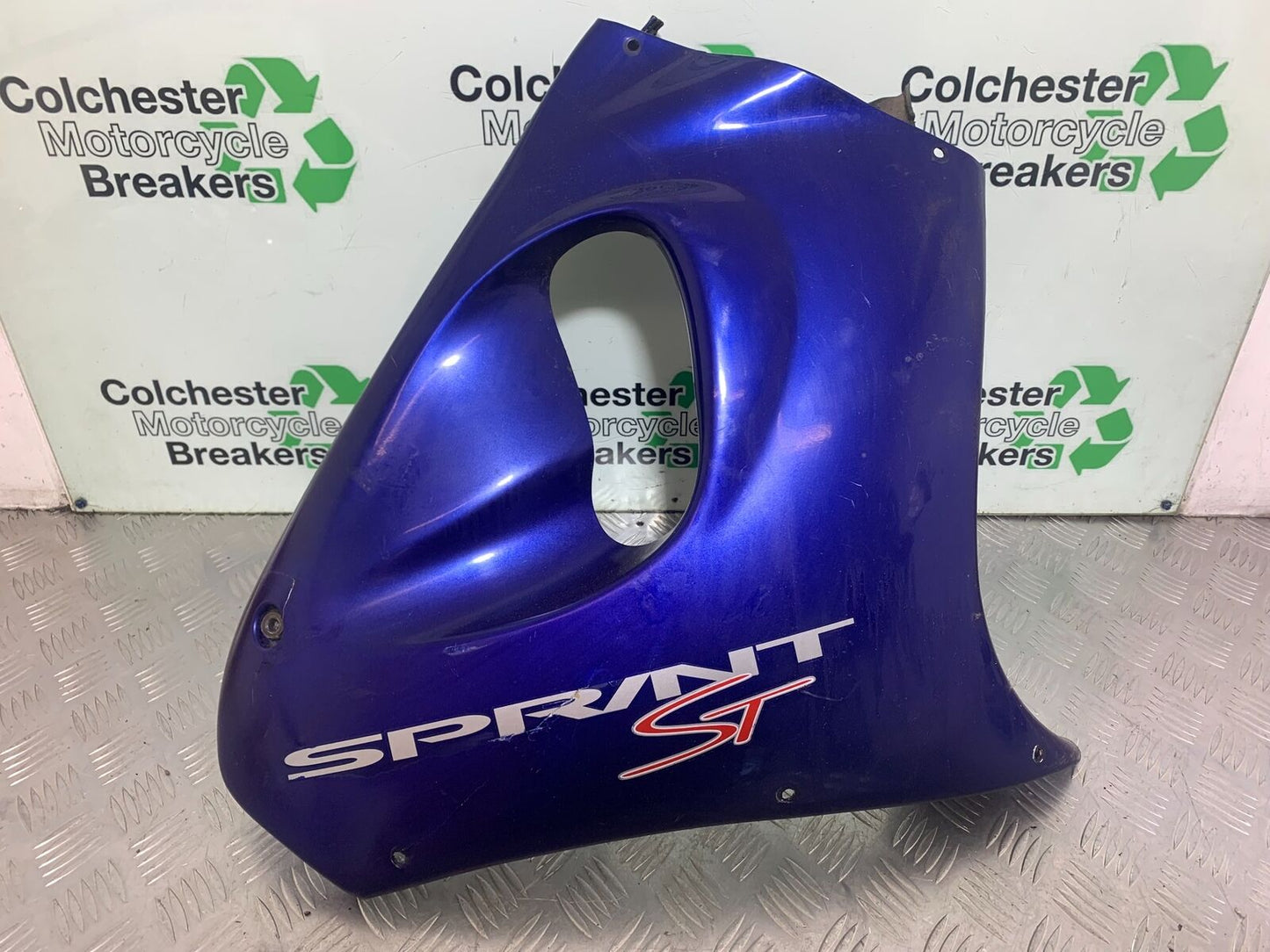 TRIUMPH 955i SPRINT ST RIGHT FAIRING PANEL  YEAR 1999-2004 (CMB1124)