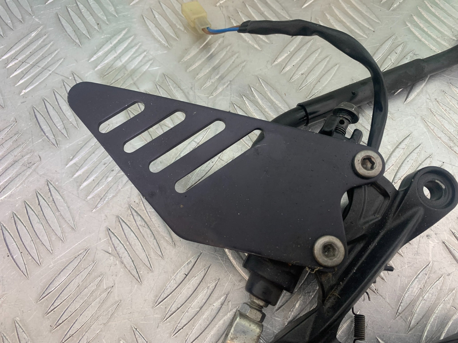 KAWASAKI ZX6R FRONT RIGHT HANGER  YEAR 2009-2012 (CMB1136)