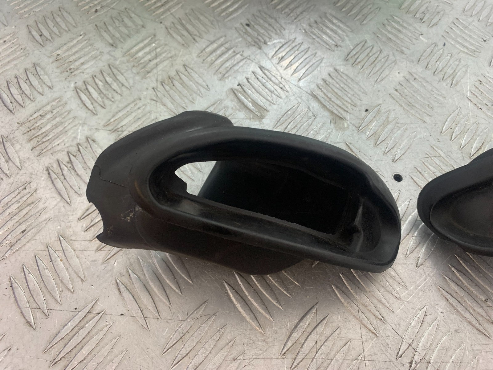 YAMAHA YZF R1 14 B BIG BANG LEFT & RIGHT AIR TUBE RUBBERS   2009-14 (CMB1175)