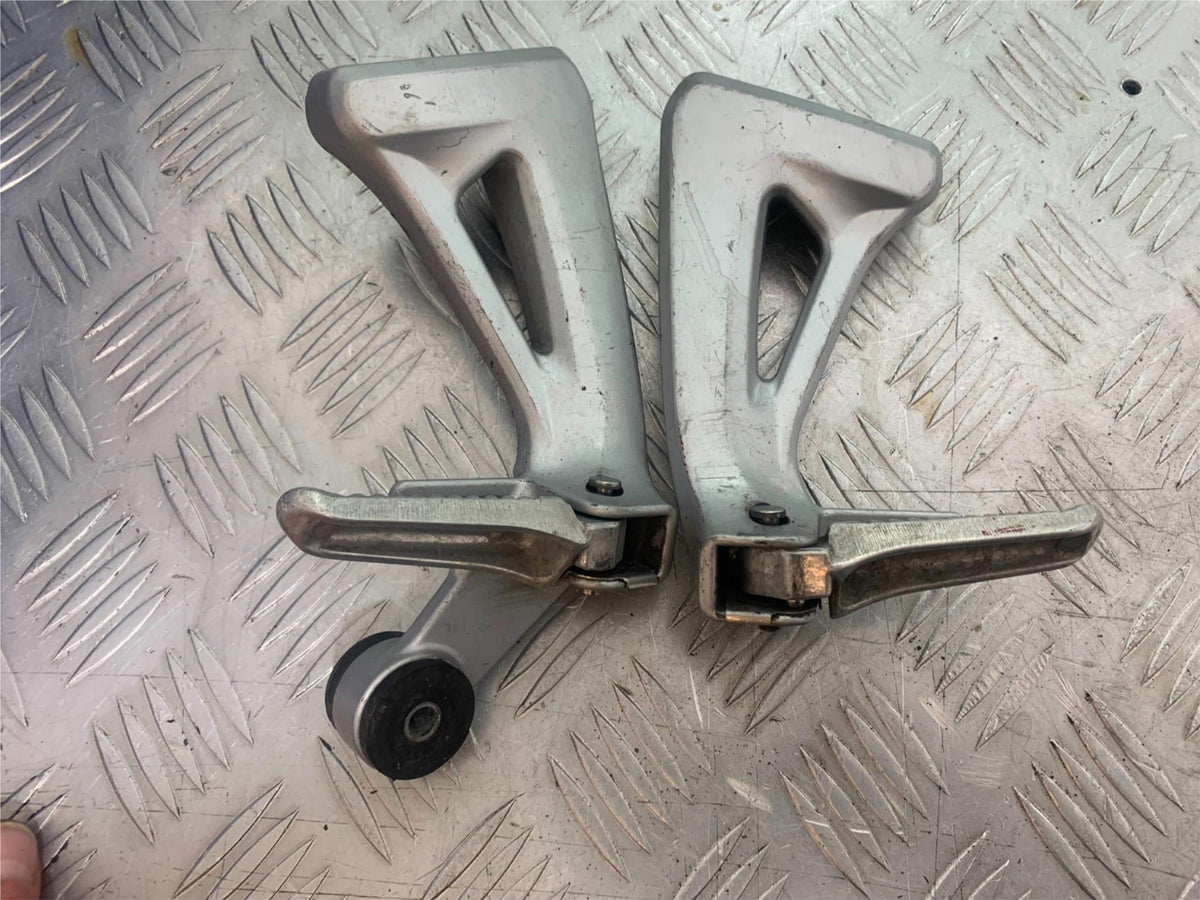 SUZUKI SV650 SV 650 mk1 REAR HANGERS AND PEGS   YEAR 1999-2002 (CMB1160)