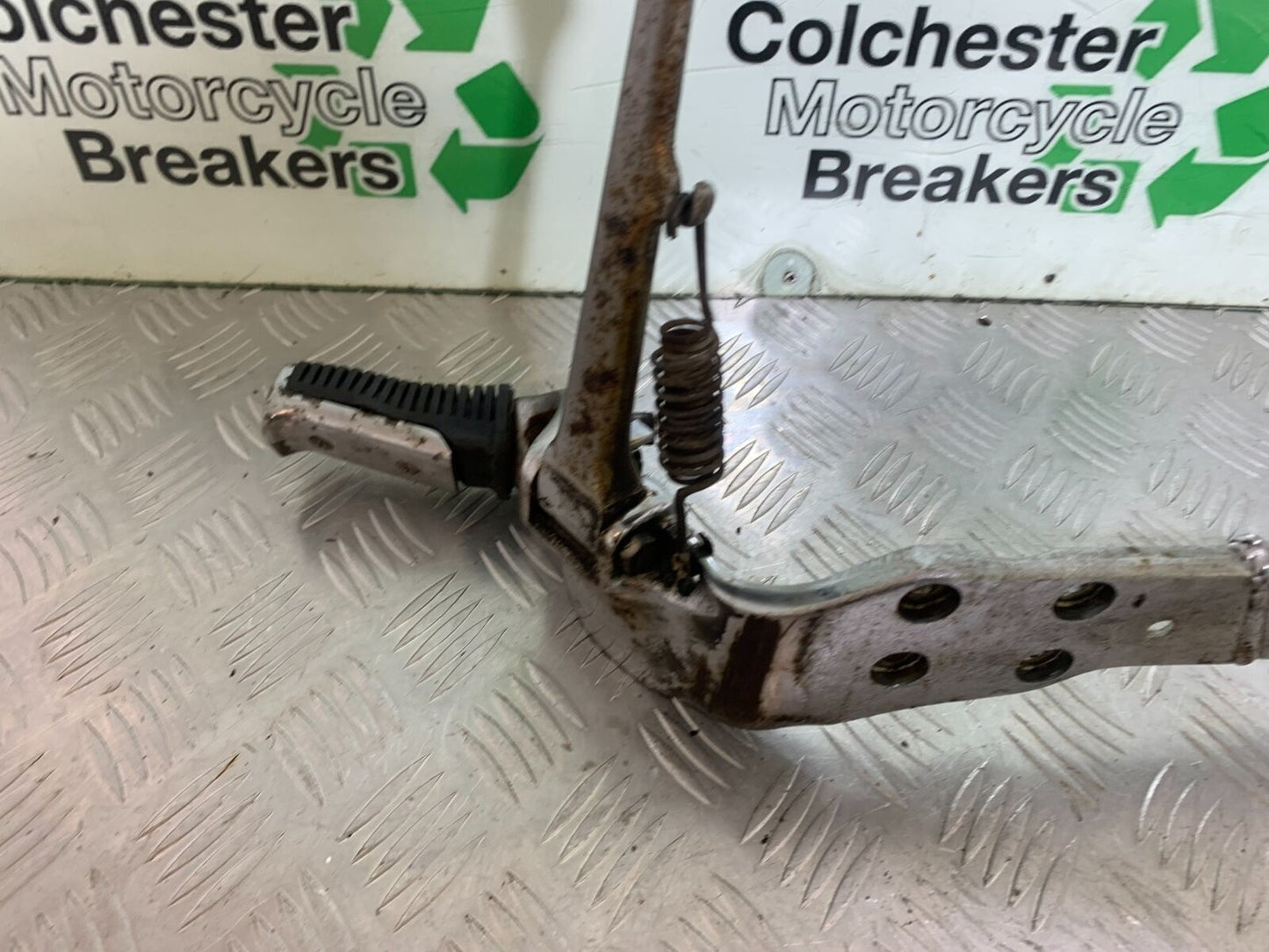 SUZUKI VS1400 VS 1400 INTRUDER FOOTRESTS AND BRACKET   YEAR 1988 (CMB1077)