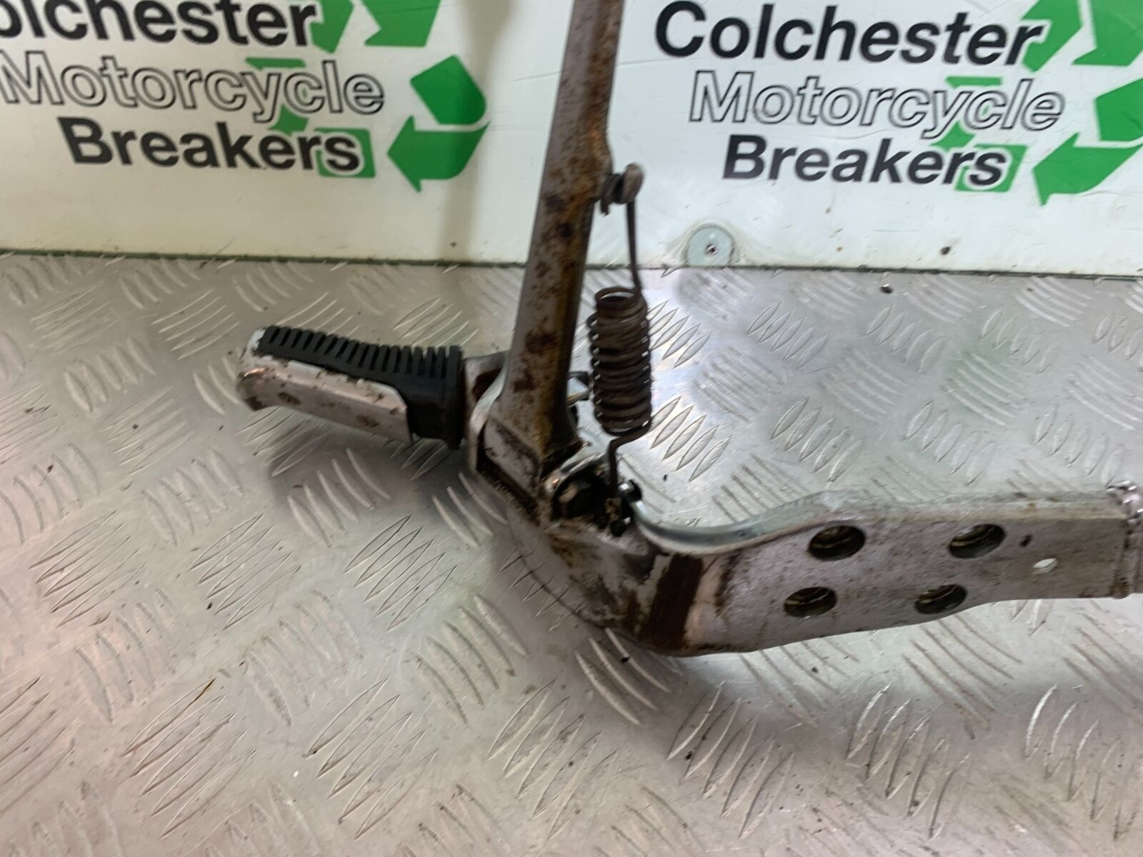 SUZUKI VS1400 VS 1400 INTRUDER FOOTRESTS AND BRACKET   YEAR 1988 (CMB1077)