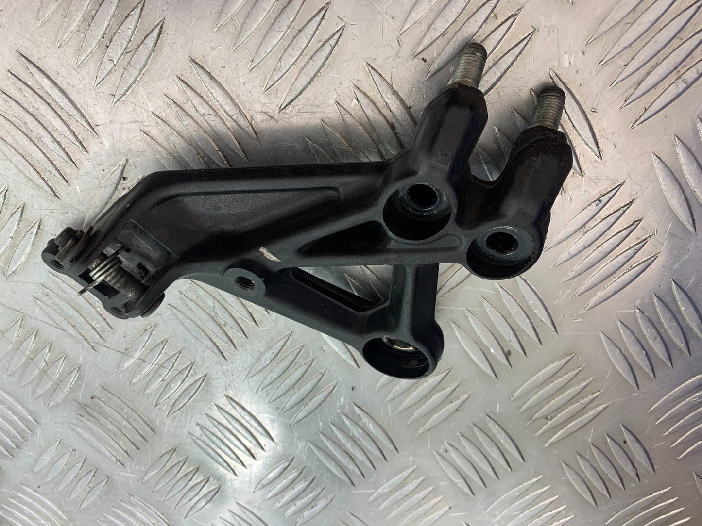 KTM 125 DUKE FRONT LEFT HANGER   YEAR 2018-2023 (CMB1185)