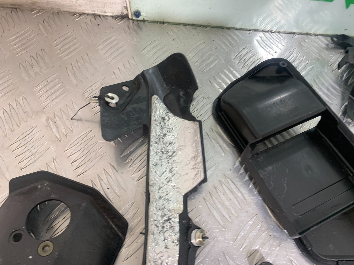 YAMAHA YZF R1 INFILL PANELS  YEAR 2004-2006 (CMB1155)