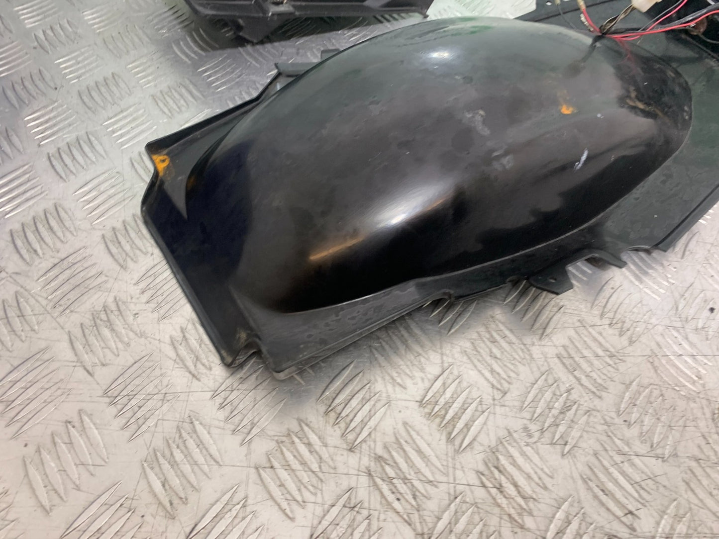 SUZUKI GSF600 GSF 600 BANDIT UNDERTRAY &  REAR LIGHT    2000-2004 (CMB1269)