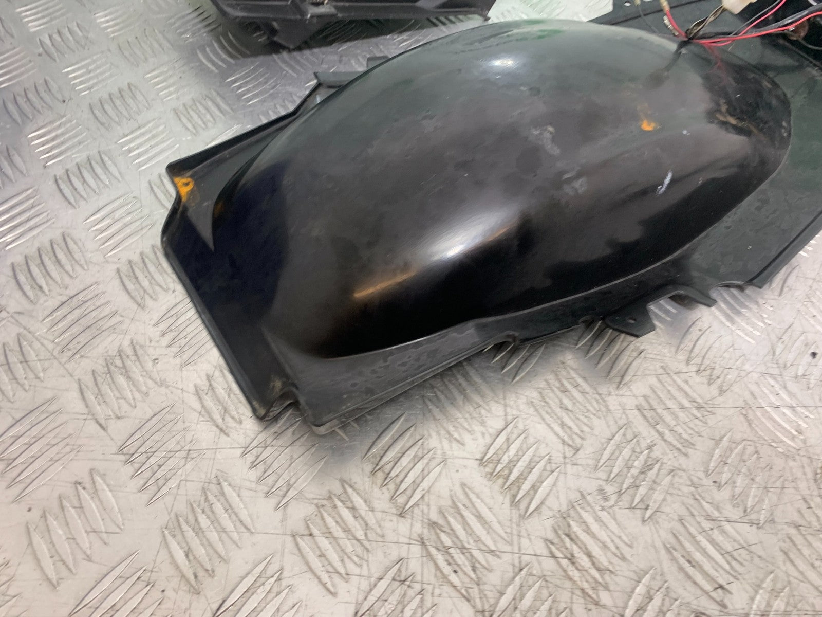 SUZUKI GSF600 GSF 600 BANDIT UNDERTRAY &  REAR LIGHT    2000-2004 (CMB1269)