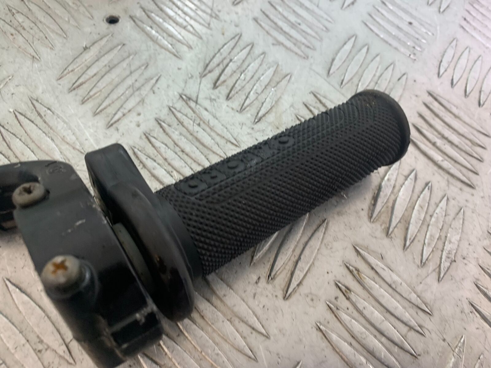 KAWASAKI ZX6R ZX636 THROTTLE AND GRIP  YEAR 2002  (CMB1100)