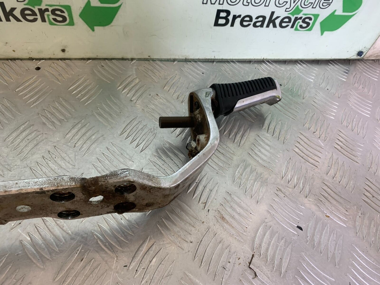 SUZUKI VS1400 VS 1400 INTRUDER FOOTRESTS AND BRACKET   YEAR 1988 (CMB1077)