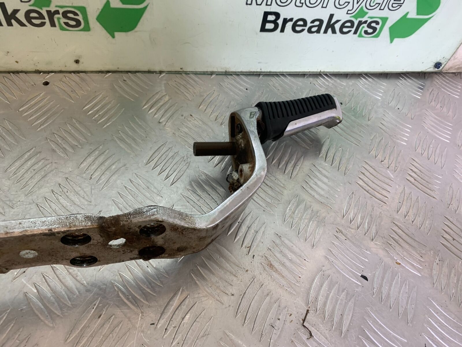 SUZUKI VS1400 VS 1400 INTRUDER FOOTRESTS AND BRACKET   YEAR 1988 (CMB1077)