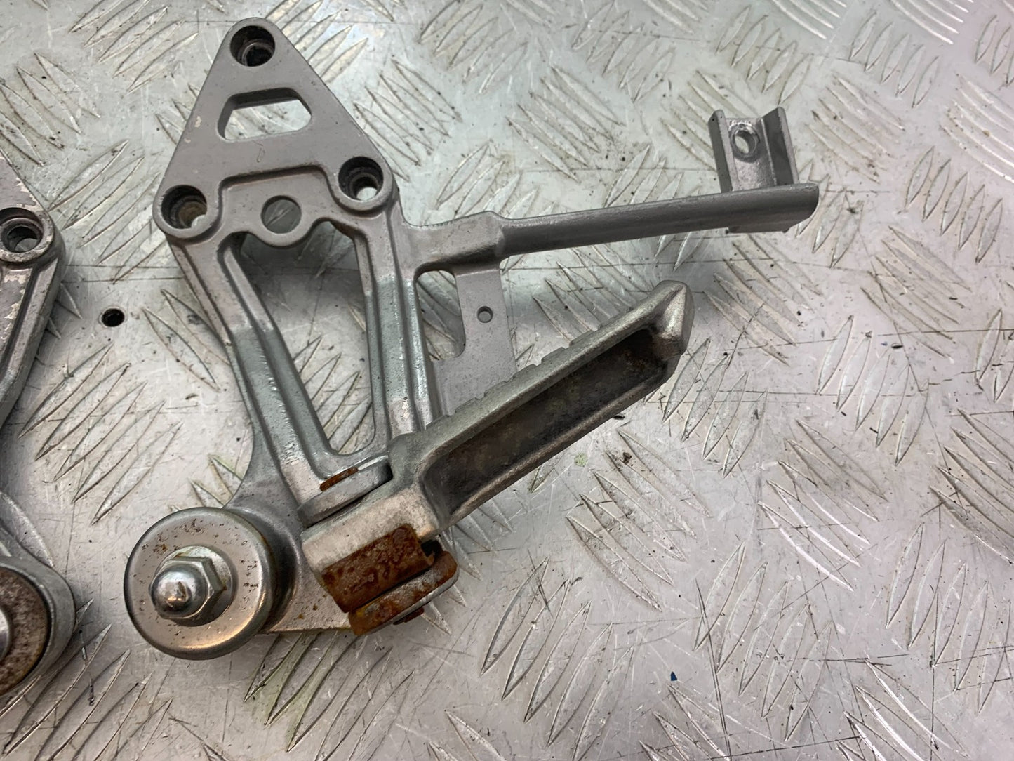 KAWASAKI GPX 750 GPX 750 REAR HANGERS AND PEGS  YEAR 1990