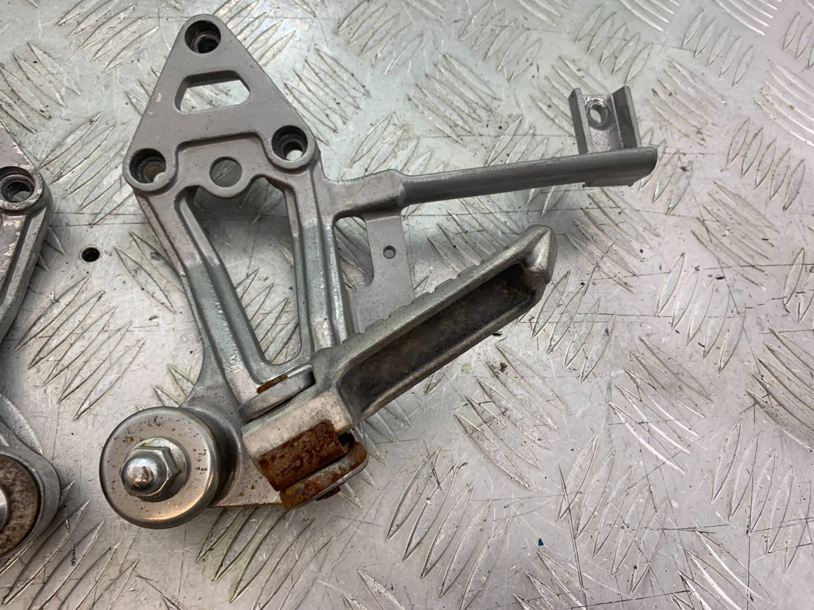 KAWASAKI GPX 750 GPX 750 REAR HANGERS AND PEGS  YEAR 1990