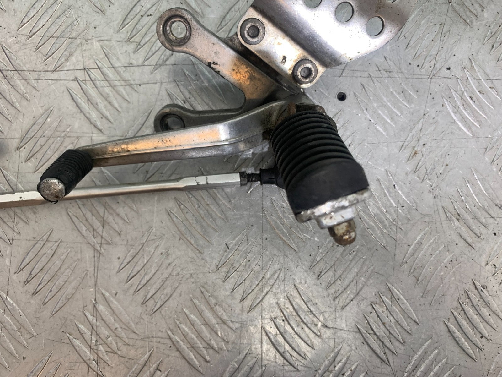 KAWASAKI ZX9R ZX9 C FRONT LEFT HANGER  YEAR 1998-99 (CMB1213)