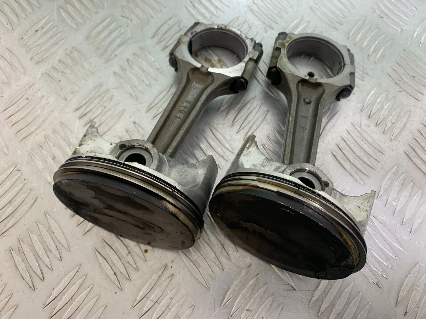 TRIUMPH THUNDERBIRD 1600 2 X CON RODS AND PISTONS   YEAR 2011 (CMB1107)