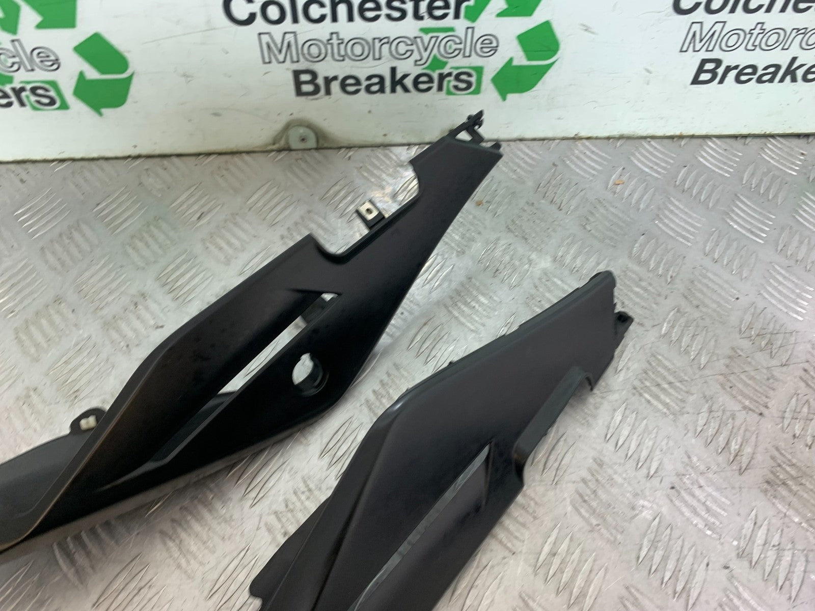 APRILIA TUONO 1000 V4R LEFT AND RIGHT SEAT PANELS  YEAR 2011-13  (CMB1316)
