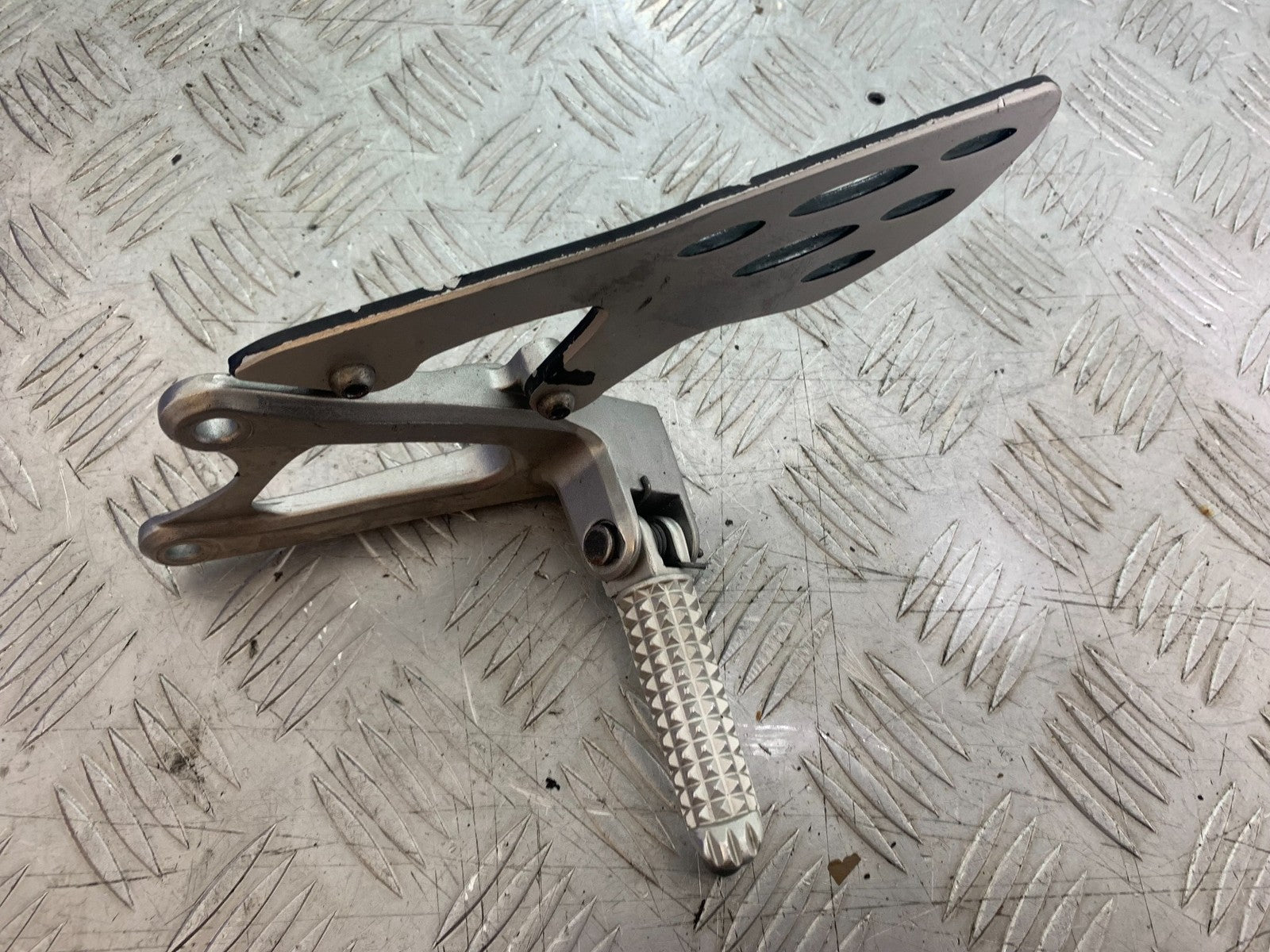 YAMAHA YZF R1 14 B BIG BANG FRONT LEFT HANGER   2009-14 (CMB1175)