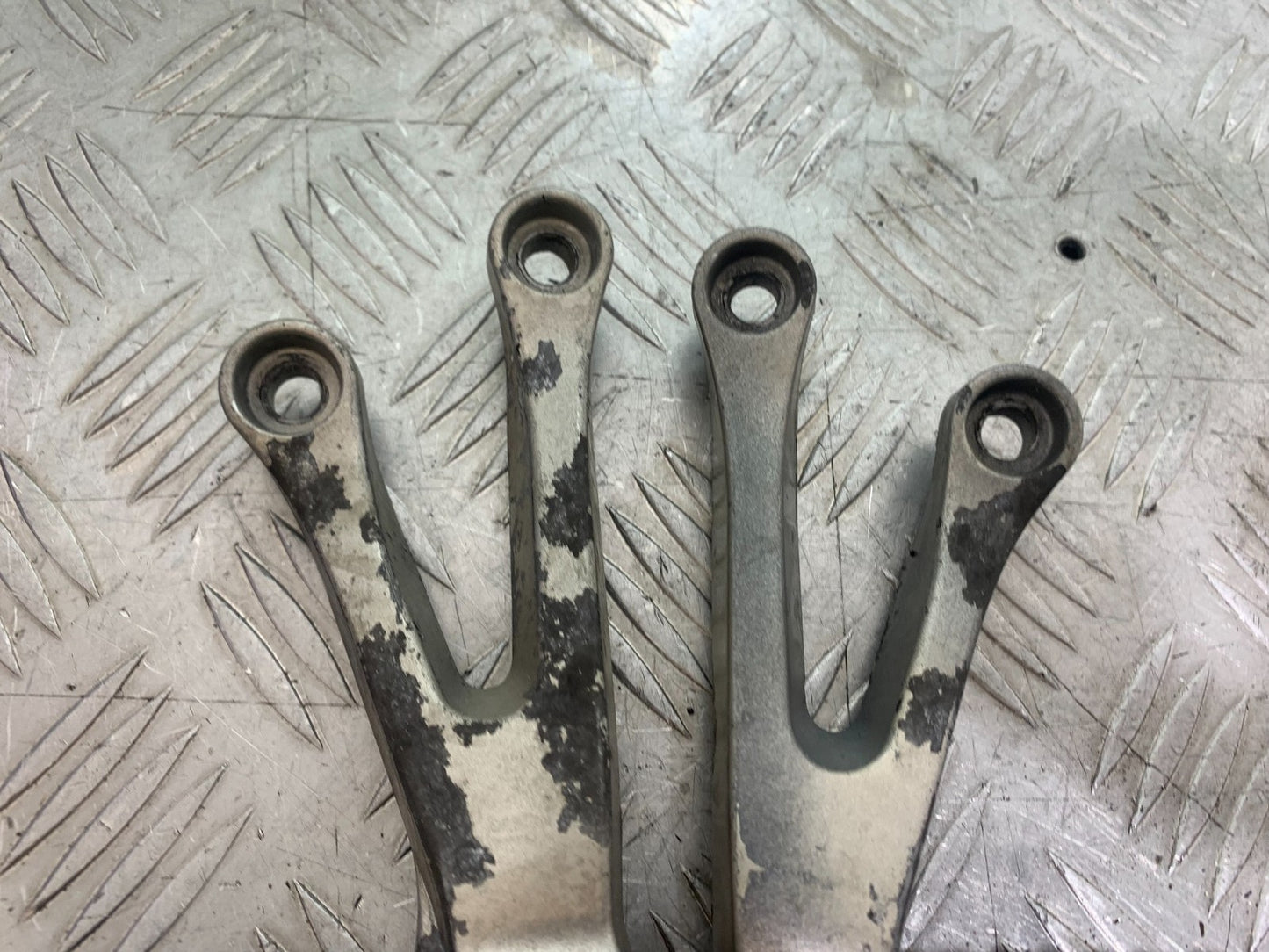 KAWASAKI ZX9R ZX9 E1 REAR HANGERS AND PEGS  YEAR 2000-01 (CMB1171)