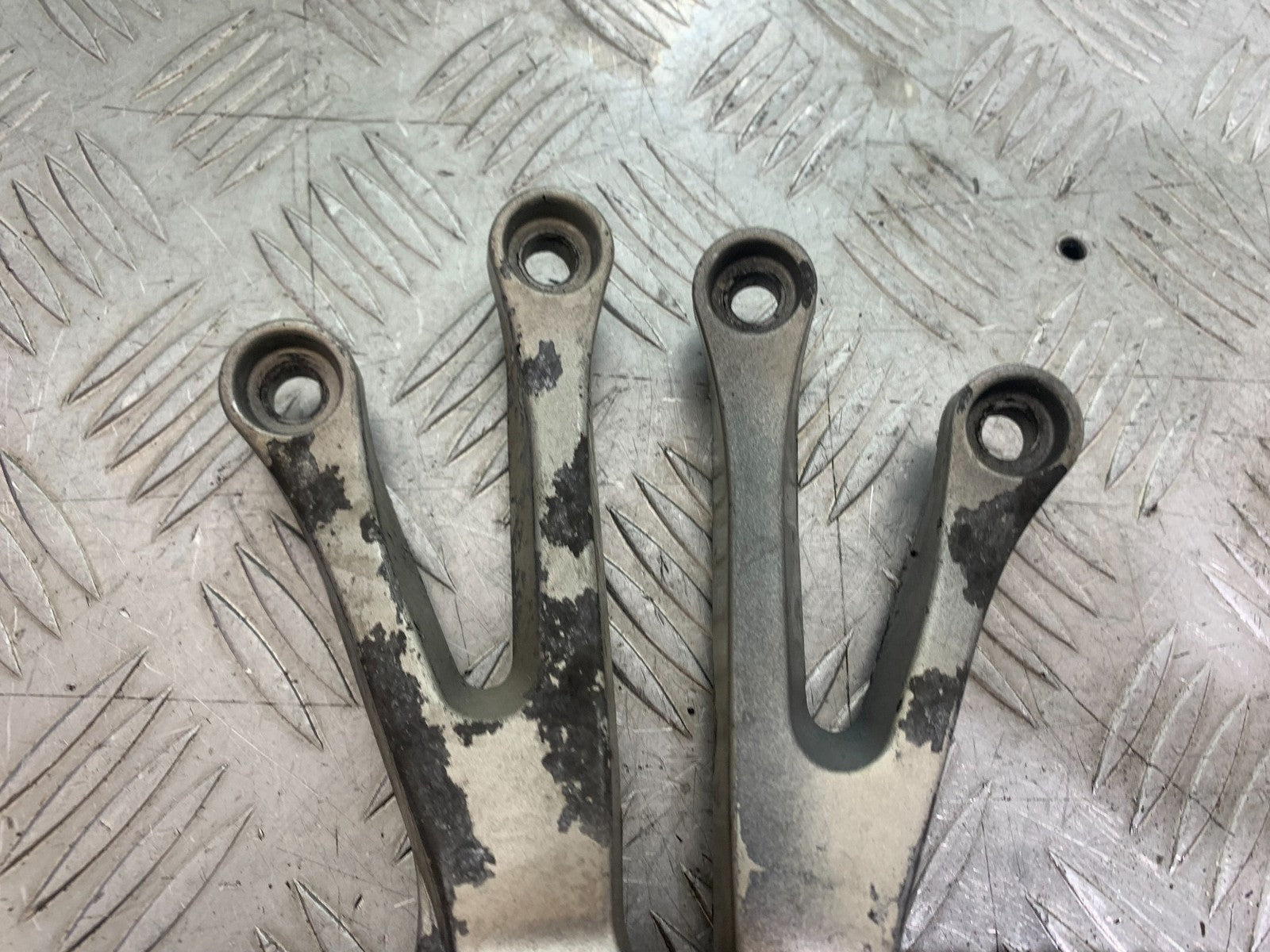 KAWASAKI ZX9R ZX9 E1 REAR HANGERS AND PEGS  YEAR 2000-01 (CMB1171)
