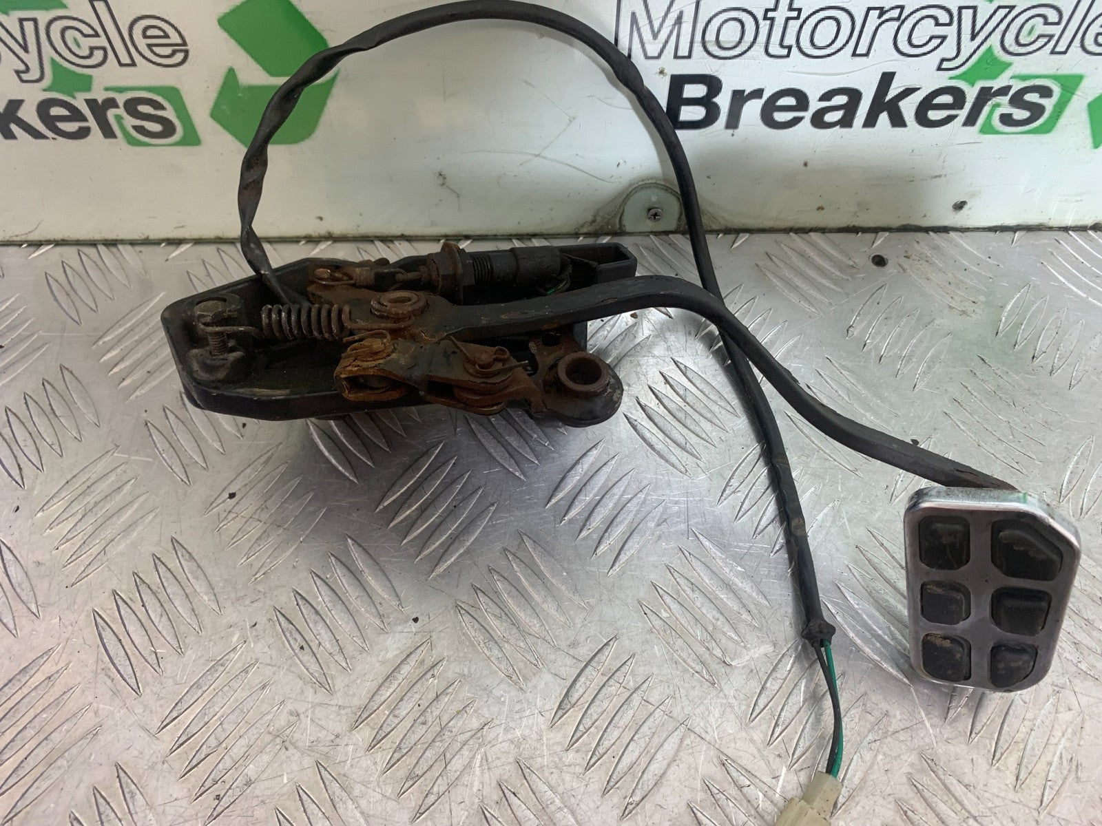 SINNIS HOODLUM 125 RIGHT HANGER AND BRAKE PEDAL   YEAR 2021-2025 (CMB1196)