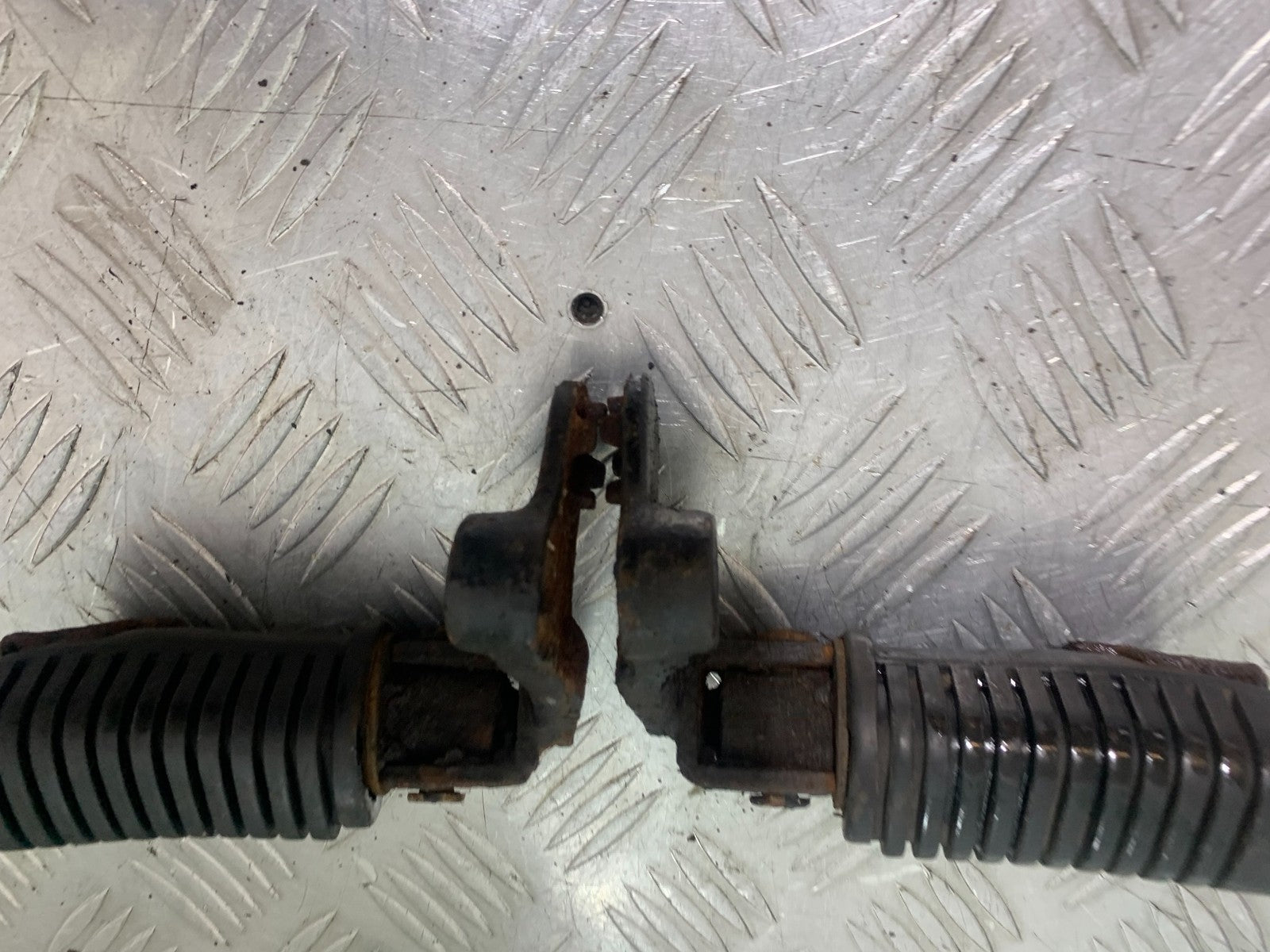 HONDA GL500 GL 500 SILVERWING FRONT PEGS YEAR 1981-82 (CMB1168)