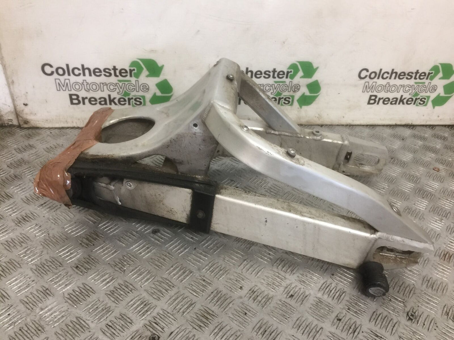 YAMAHA R6 5EB SWINGARM   YEAR 1999-2002 (STOCK 891)