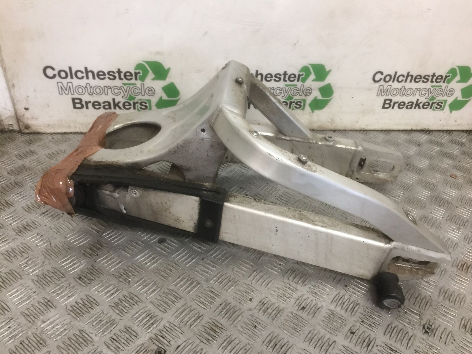 YAMAHA R6 5EB SWINGARM   YEAR 1999-2002 (STOCK 891)