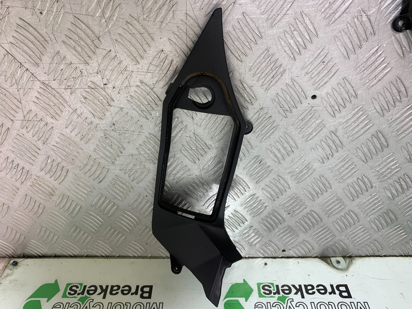 TRIUMPH 1050 SPRINT GT RIGHT SIDE INFILL YEAR 2010-2016 (CMB1250)