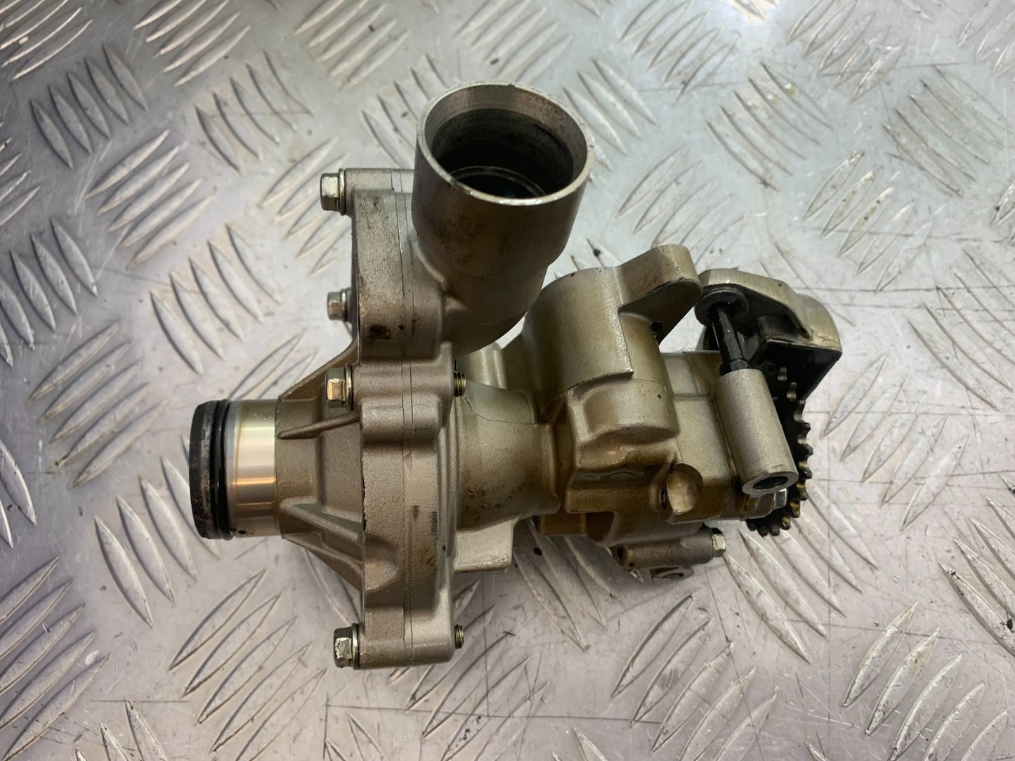 TRIUMPH 675 STREET TRIPLE R OIL PUMP YEAR 2012 (CMB1221)