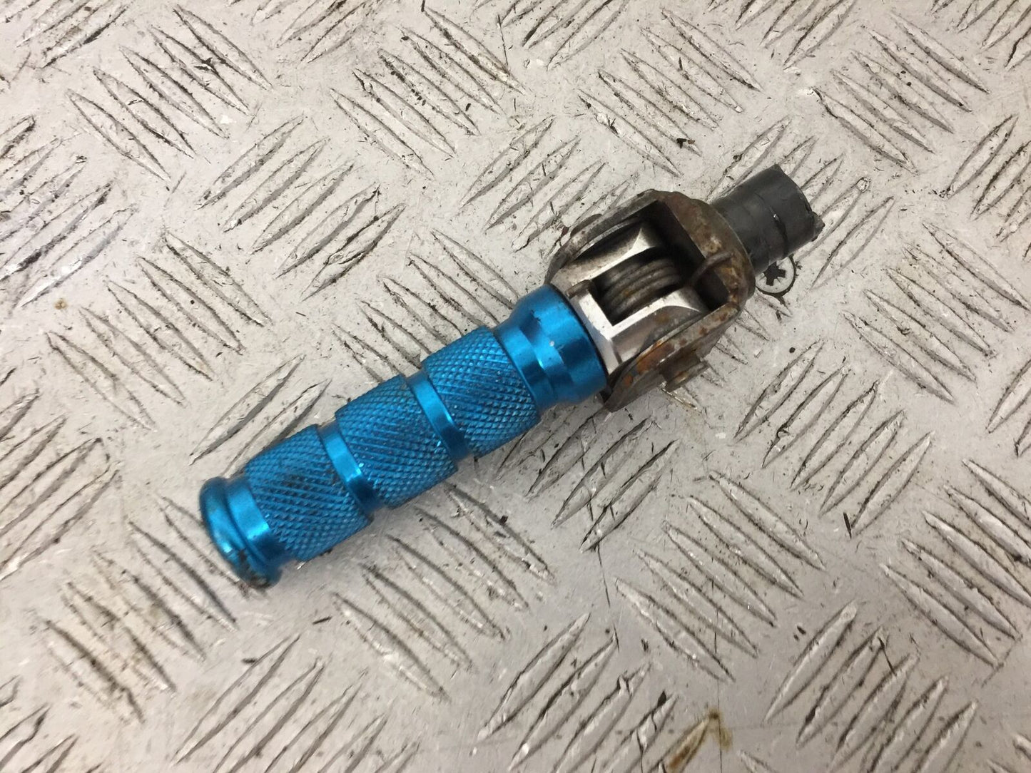 SUZUKI GSF1200 GSF 1200 BANDIT FRONT LEFT FOOTPEG  YEAR 2001-2005 (STOCK 902)