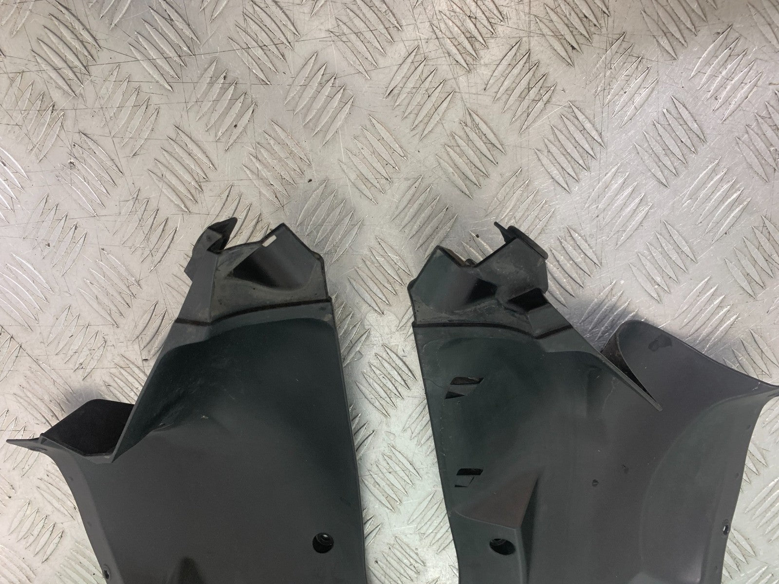 YAMAHA YZF-R125 YZF 125 LEFT AND RIGHT INNER INFILLS YEAR 2019-2022 (CMB1263)