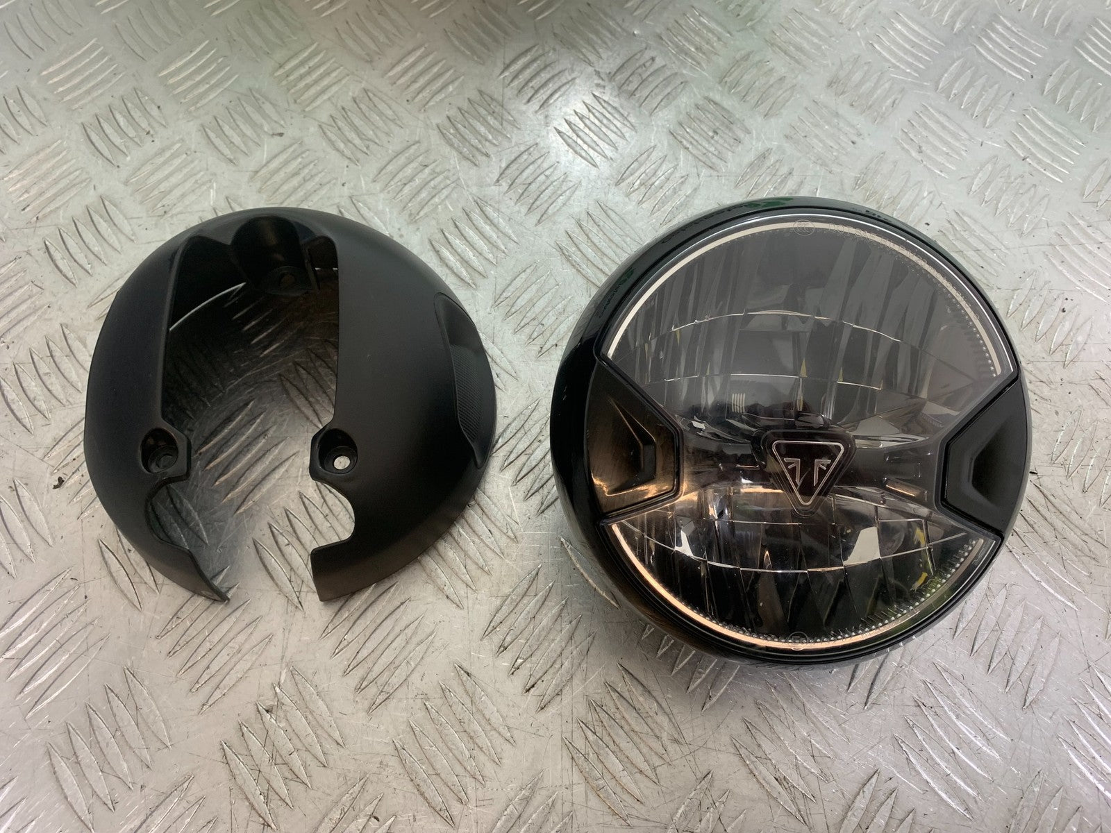TRIUMPH TRIDENT 660 HEADLIGHT AND BACKING   YEAR 2021-2024 (CMB1295)