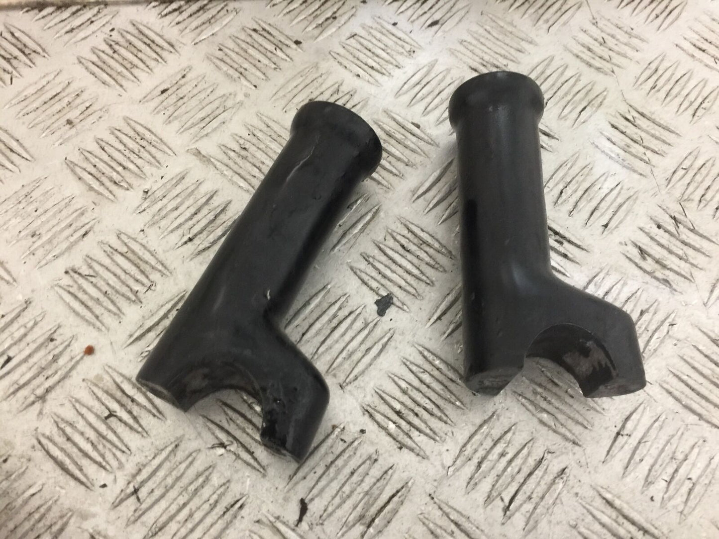HARLEY DAVIDSON FAT BOB FXDF HANDLEBAR CLAMPS  YEAR 2009  (STOCK 806)