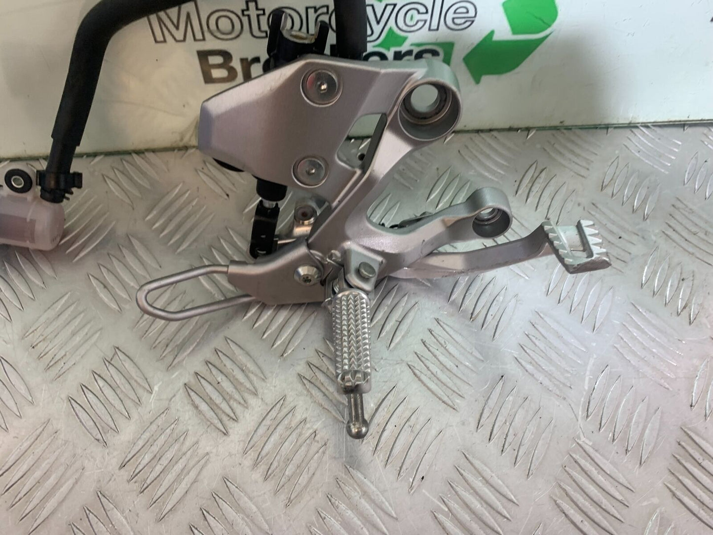 YAMAHA XSR900 XSR 900 FRONT RIGHT HANGER YEAR 2021-2022 (CMB1073)