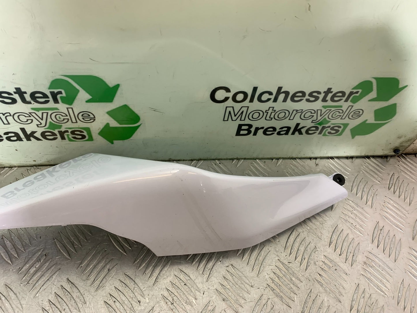 KAWASAKI ZX10R ZX10 R RIGHT SEAT PANEL  2008-2010 (CMB1301)