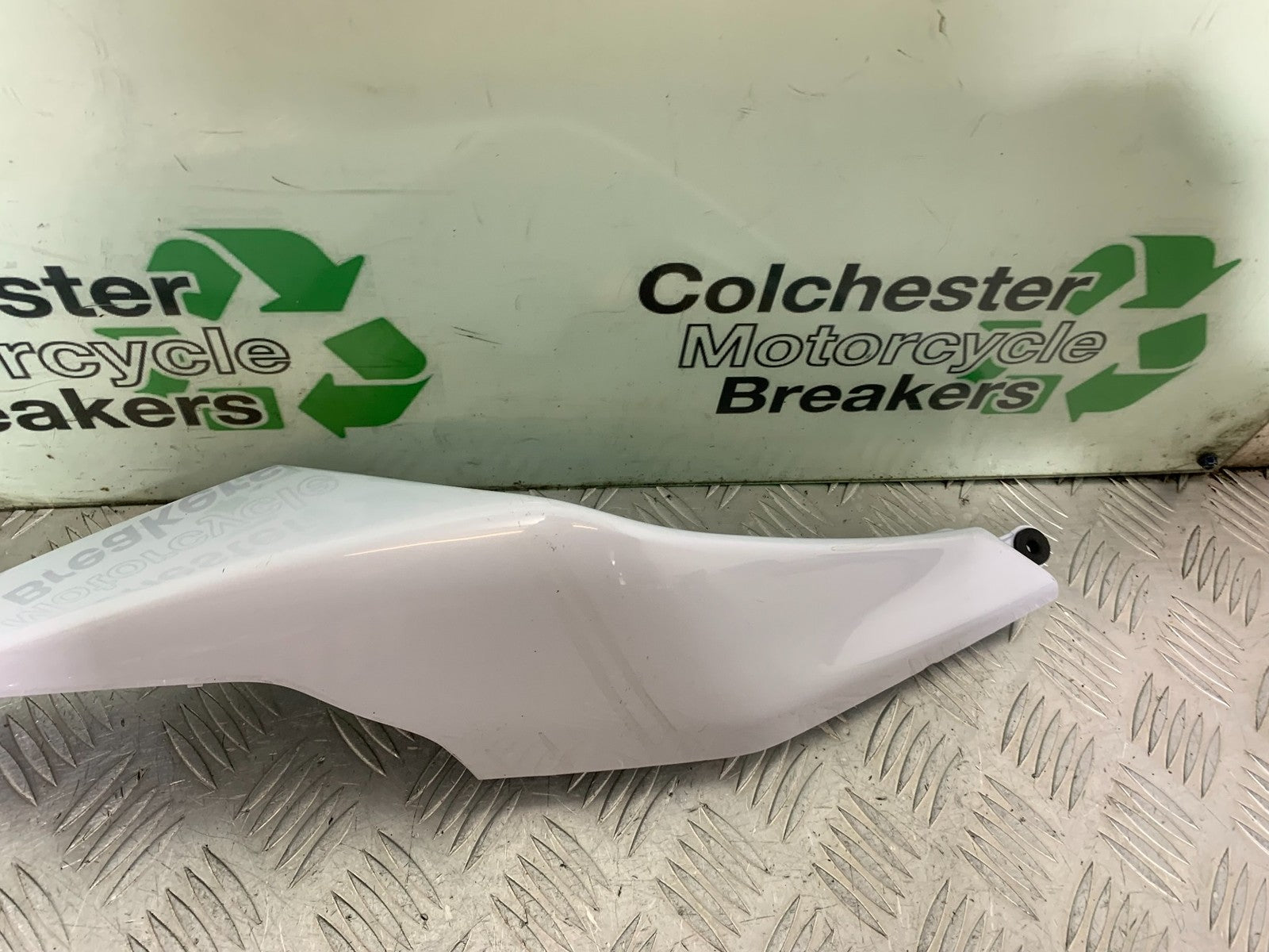 KAWASAKI ZX10R ZX10 R RIGHT SEAT PANEL  2008-2010 (CMB1301)