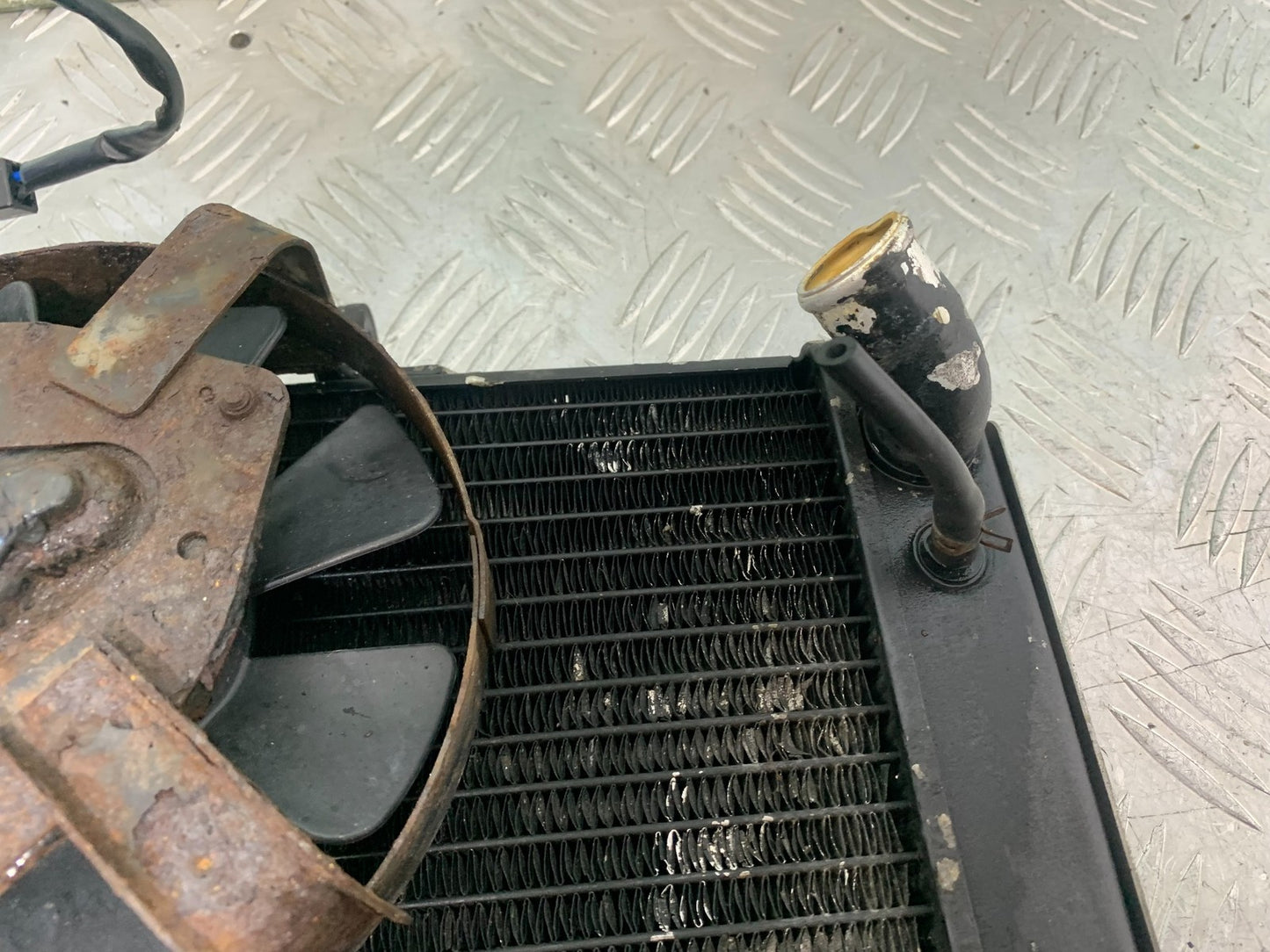 YAMAHA FZS600 FAZER 600 RADIATOR AND FAN YEAR 1998-2001 (CMB1267)
