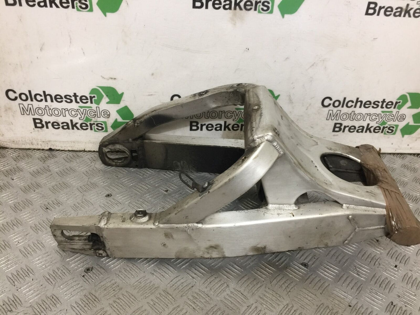 YAMAHA R6 5EB SWINGARM YEAR 1999-2002 (STOCK 823)