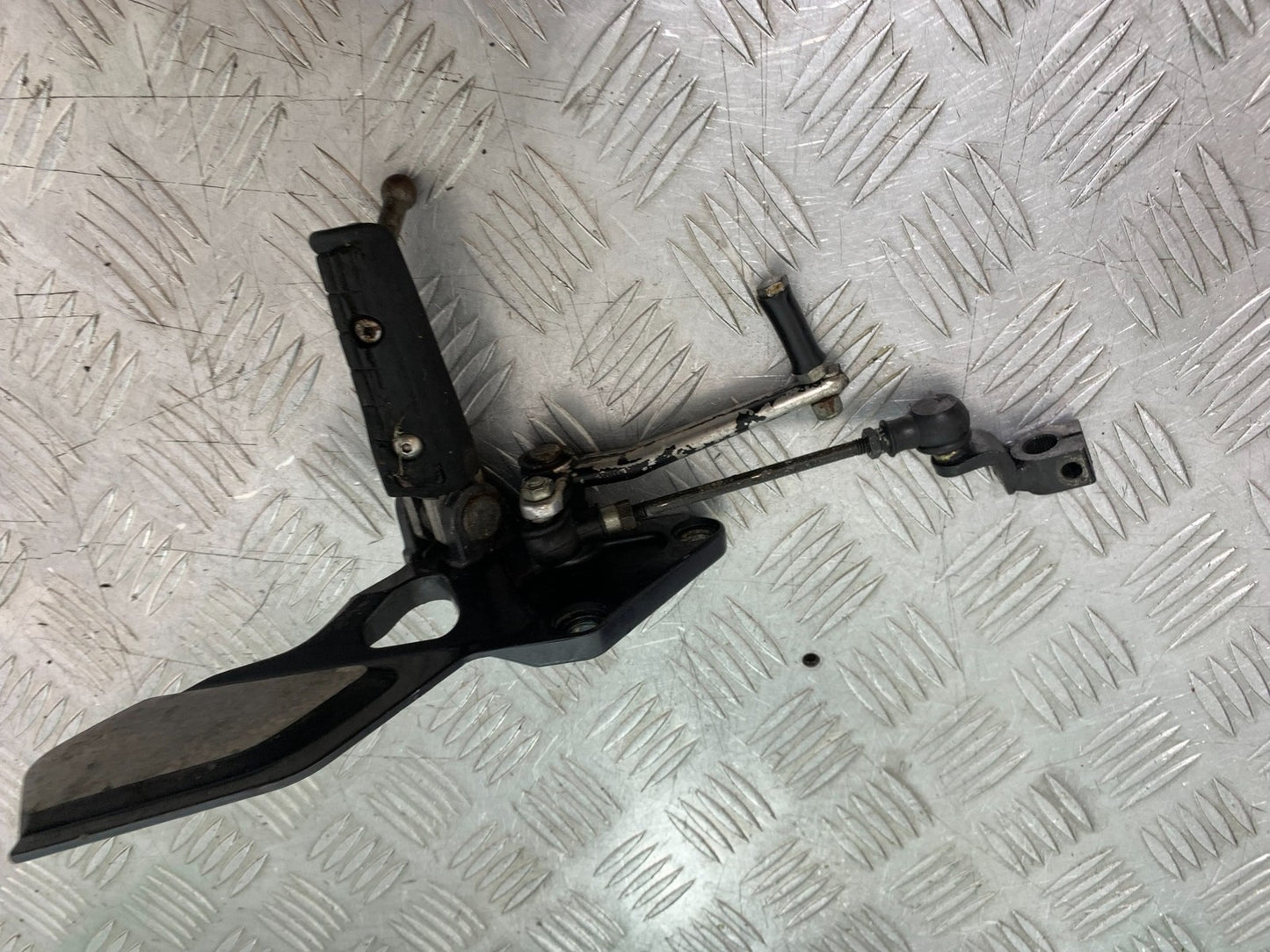 KAWASAKI ZZR1100 D FRONT LEFT HANGER YEAR 1993-2001 (CMB1189)