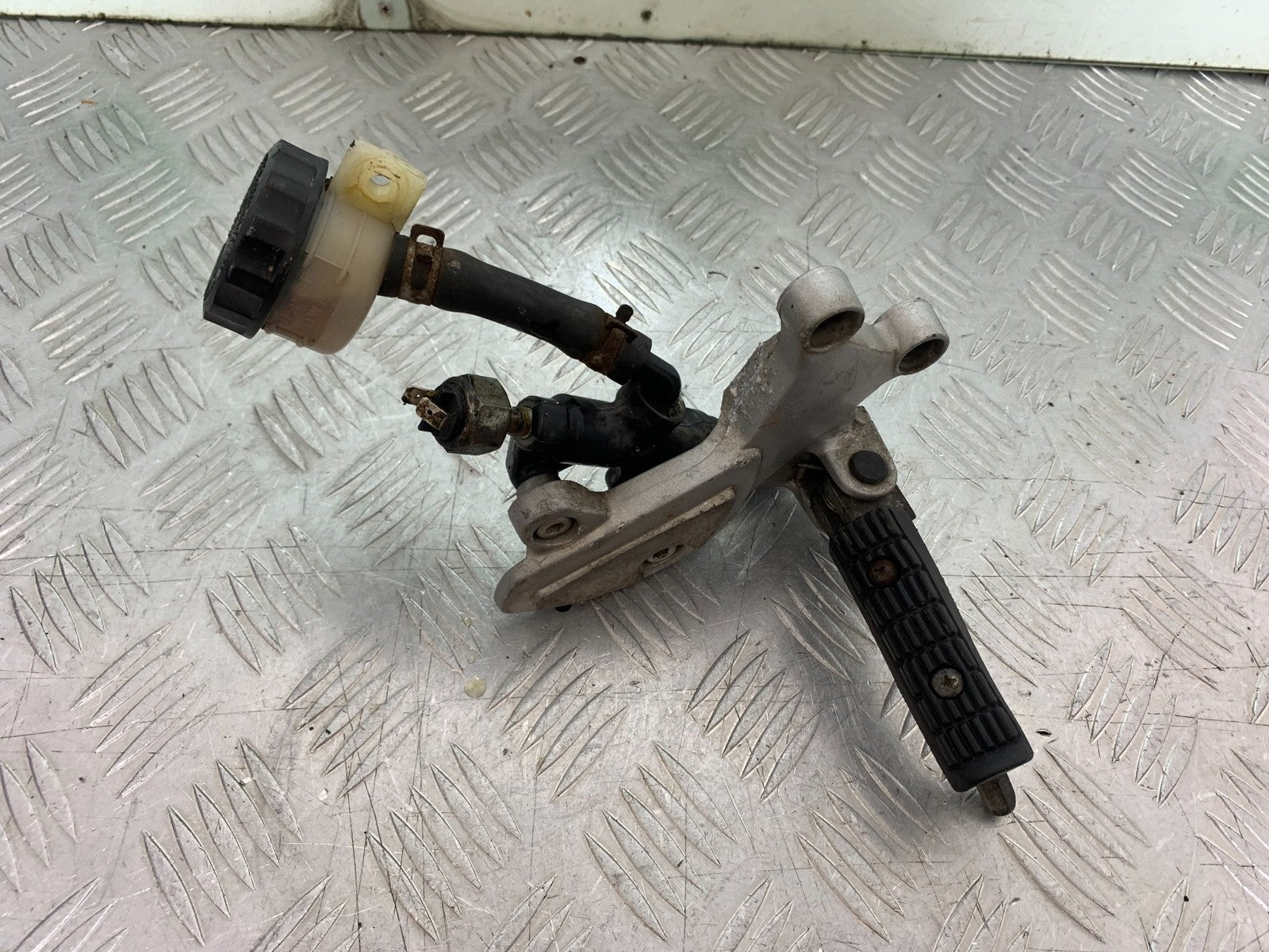 TRIUMPH 955i SPRINT ST FRONT RIGHT HANGER   YEAR 1999-04 (CMB1230)