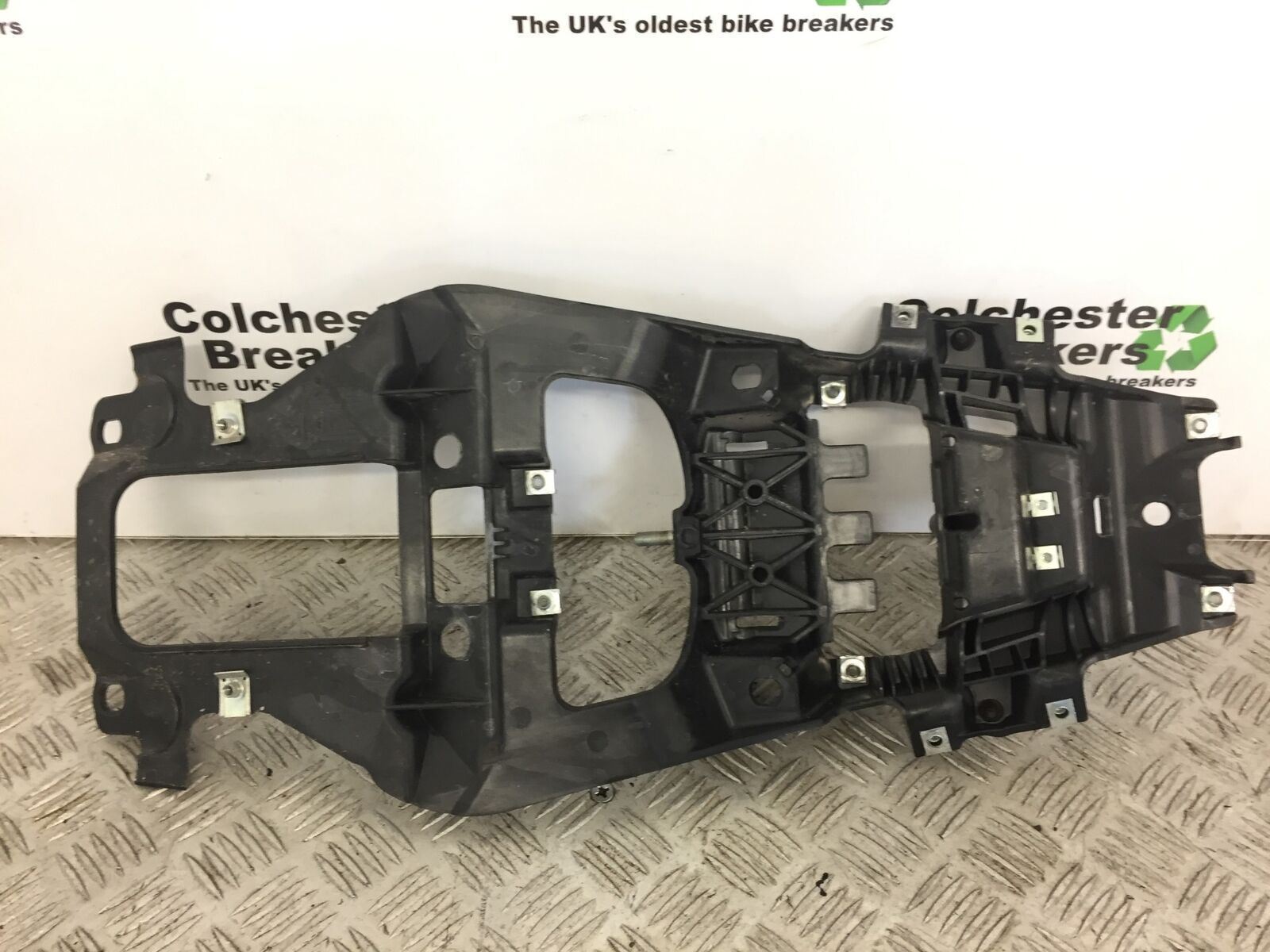 YAMAHA MT 125 MT125 UNDER TRAY YEAR 2015