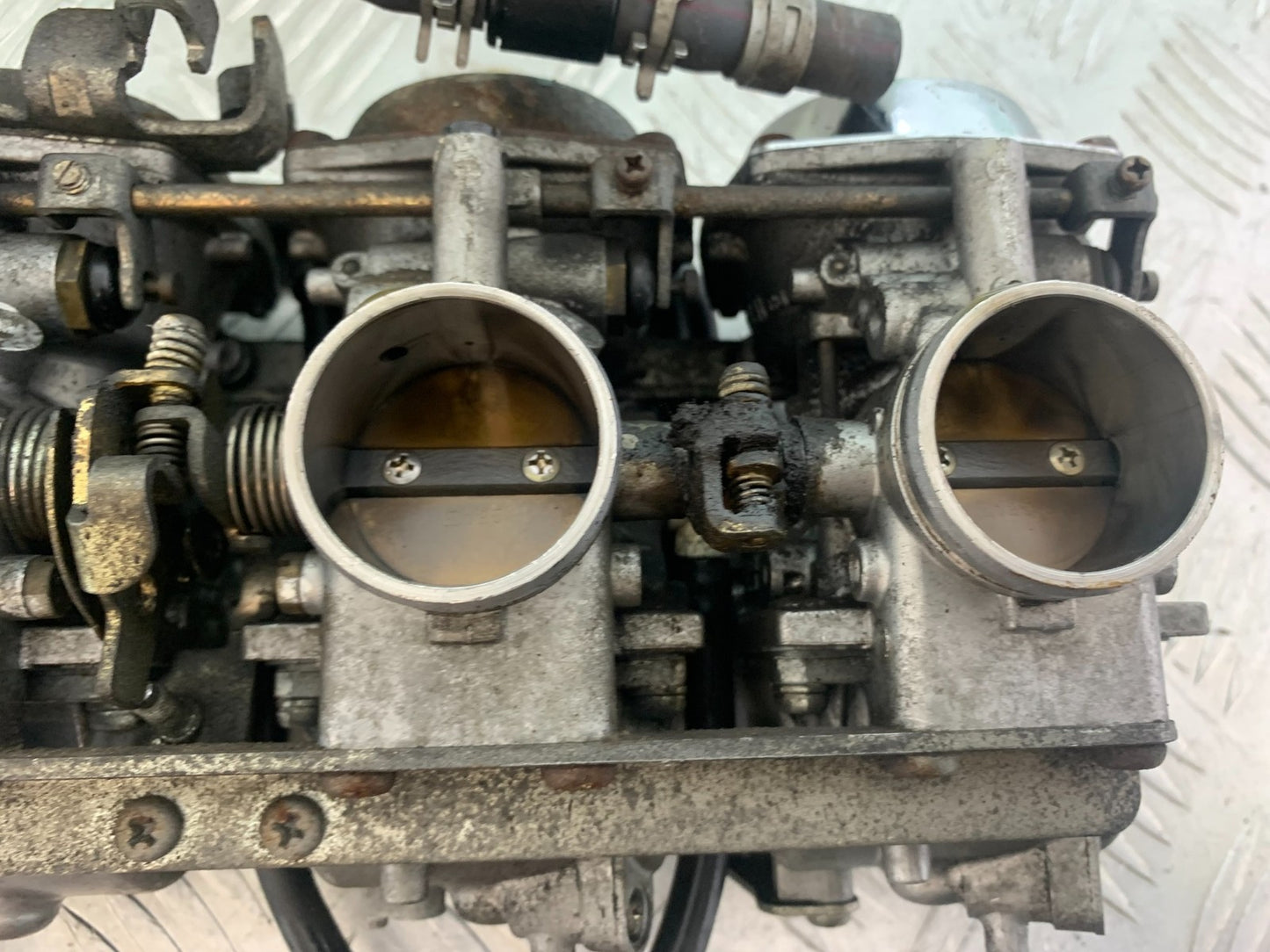 YAMAHA XJR1300 XJR 1300 CARBS  YEAR 1999-2003 (CMB1119)
