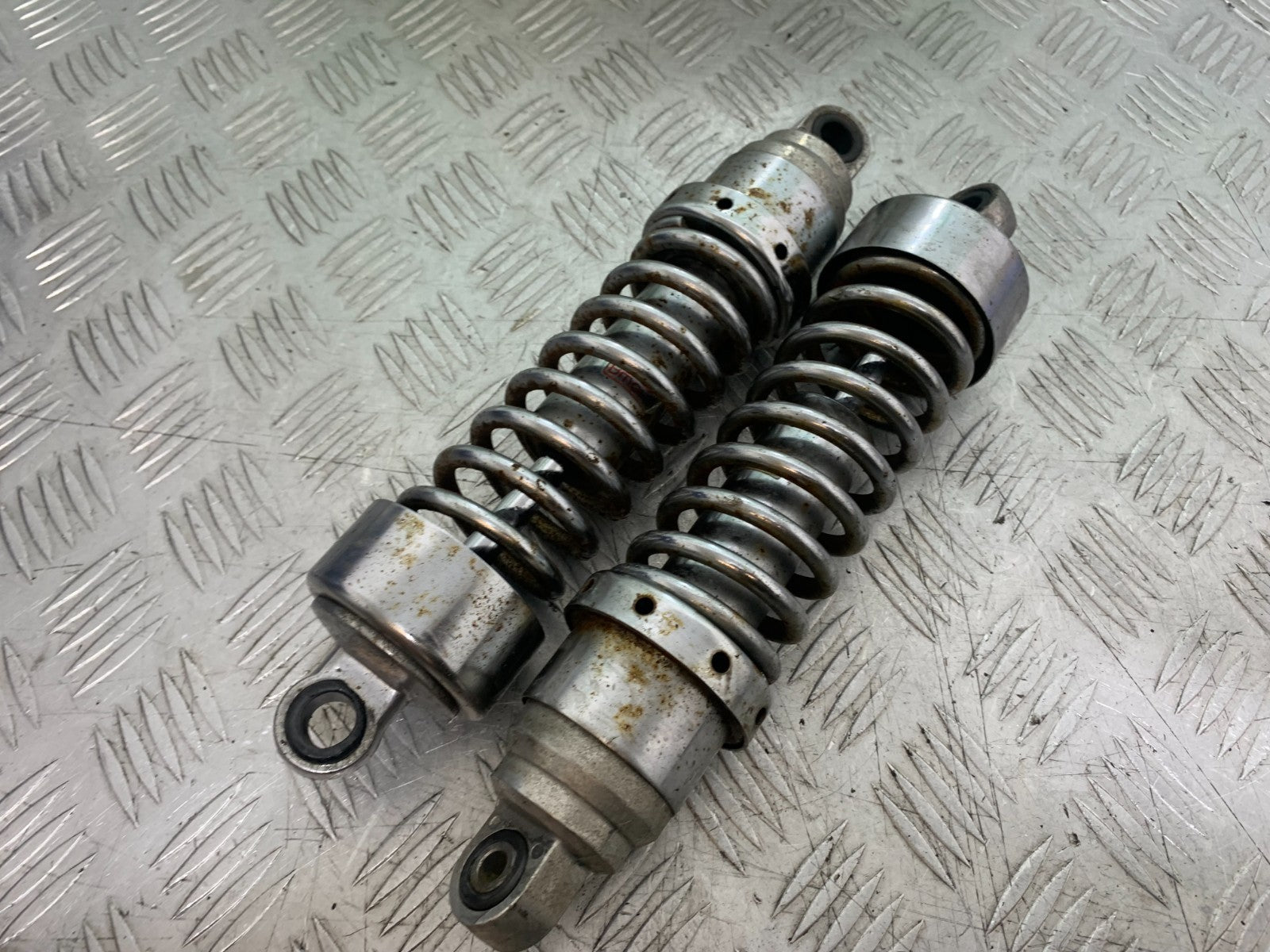HONDA VT700 VT 700 SHADOW REAR SHOCKS   YEAR 1984-85 (CMB1328)