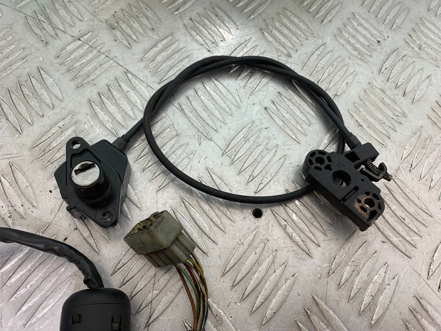 TRIUMPH T509 SPEED TRIPLE IGNITION SWITCH SEAT LOCK KEY YEAR 1997-1998 (CMB1144)