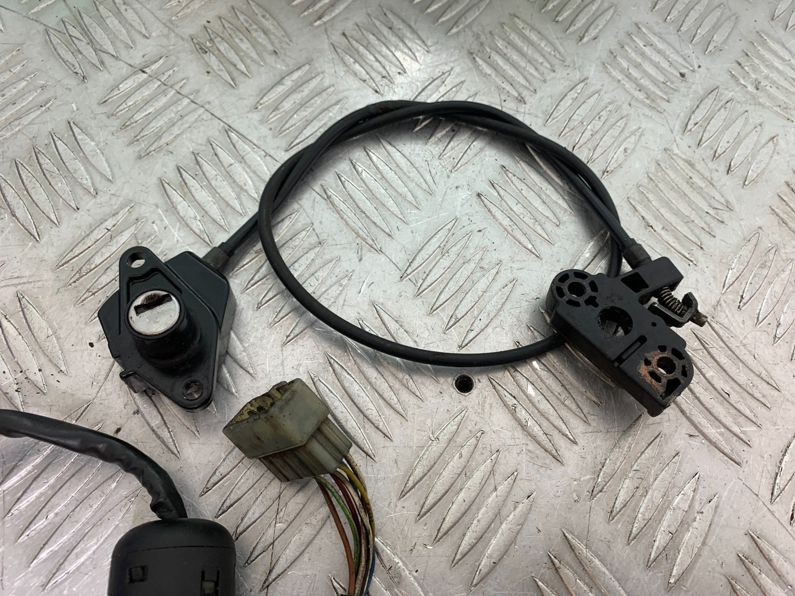 TRIUMPH T509 SPEED TRIPLE IGNITION SWITCH SEAT LOCK KEY YEAR 1997-1998 (CMB1144)