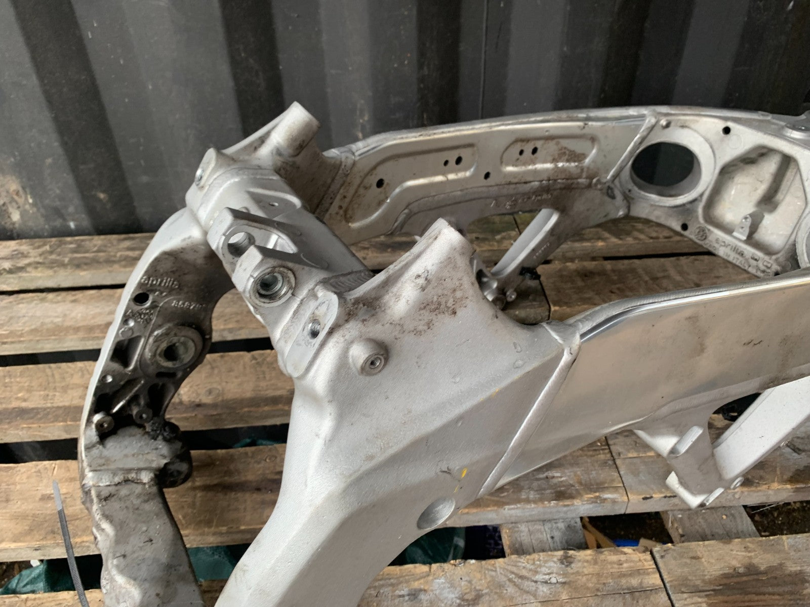 APRILIA TUONO 1000 V4R FRAME REG LOG BOOK YEAR 2011-13  (CMB1316)