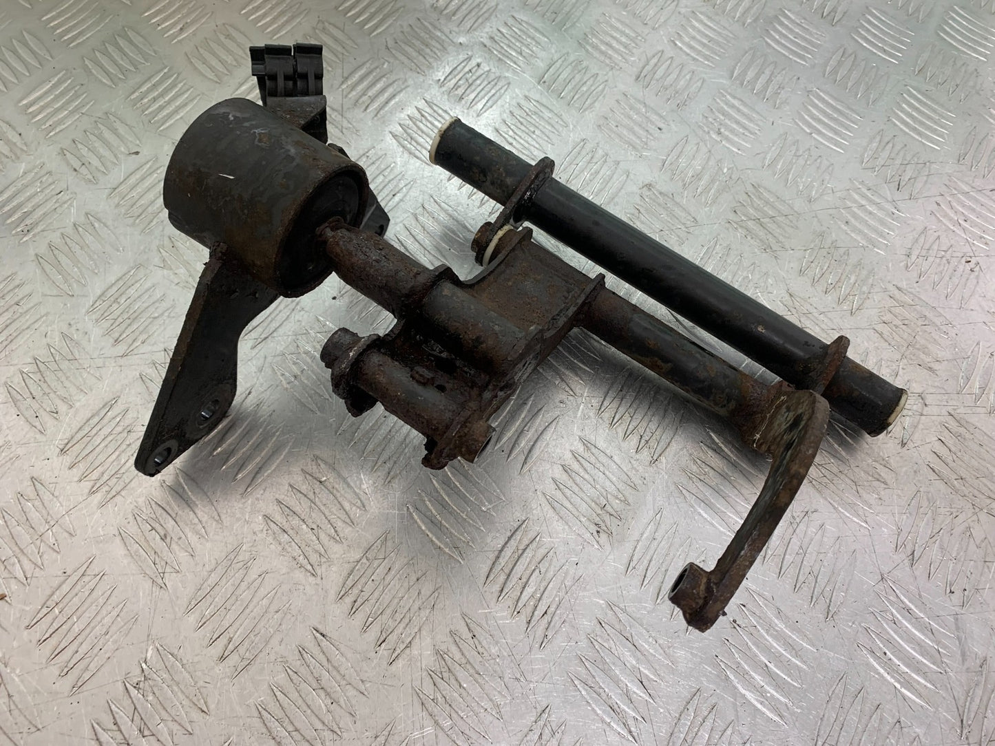 PIAGGIO VESPA GT125 L ENGINE MOUNT  YEAR 2003 (CMB1300)